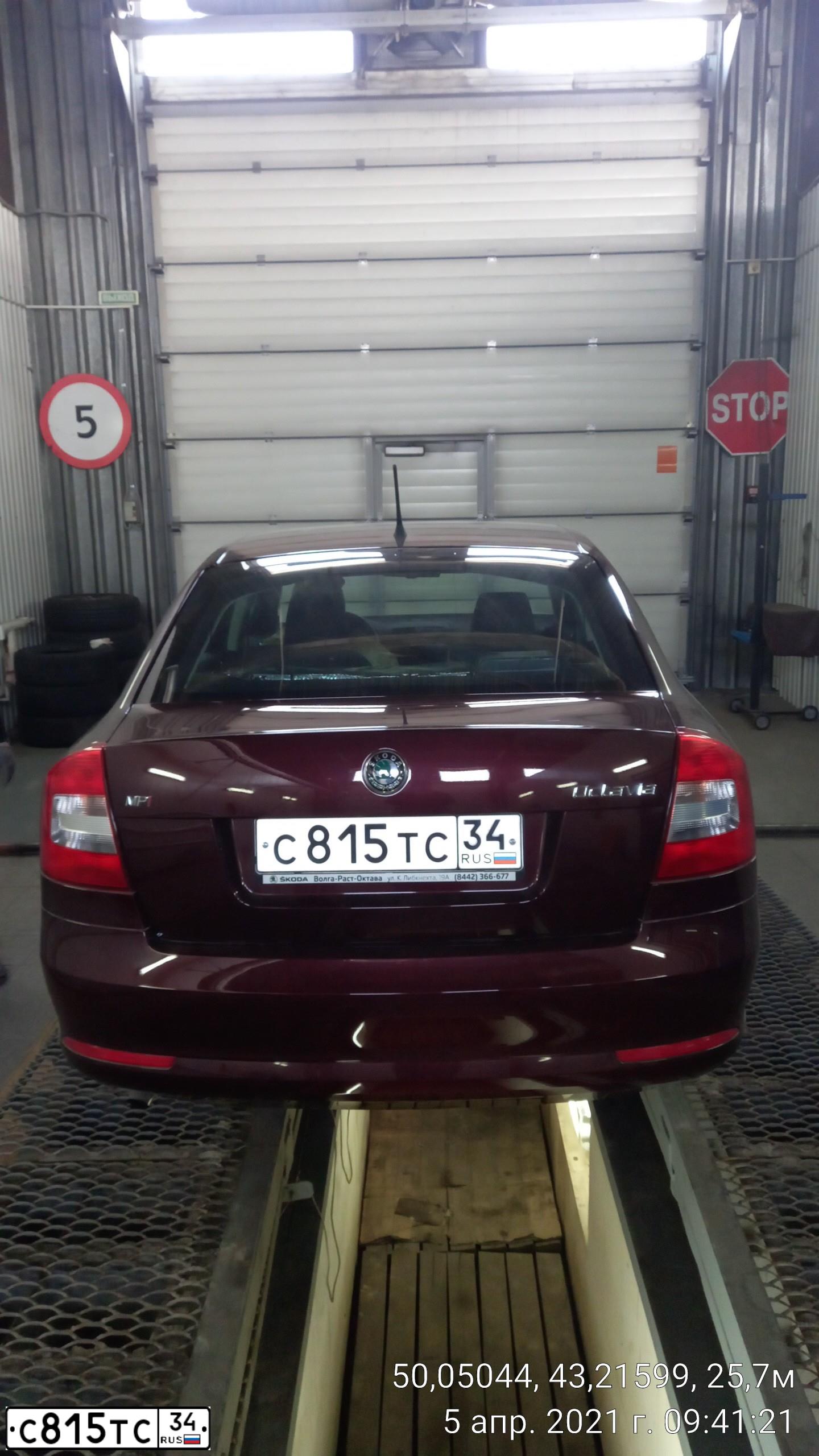 Фото автомобиля SKODA OCTAVIA, 2012 — госномер У472ВН180. Цвет: ТЕМНО БОРДОВЫЙ