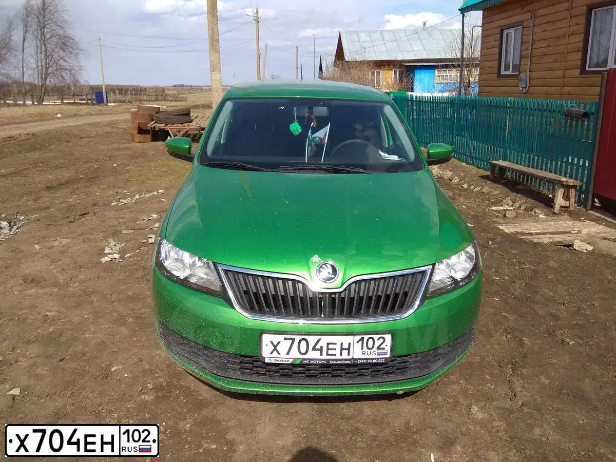 Фото автомобиля SKODA RAPID, 2018 — госномер Х704ЕН102. Цвет: ЗЕЛЕНЫЙ