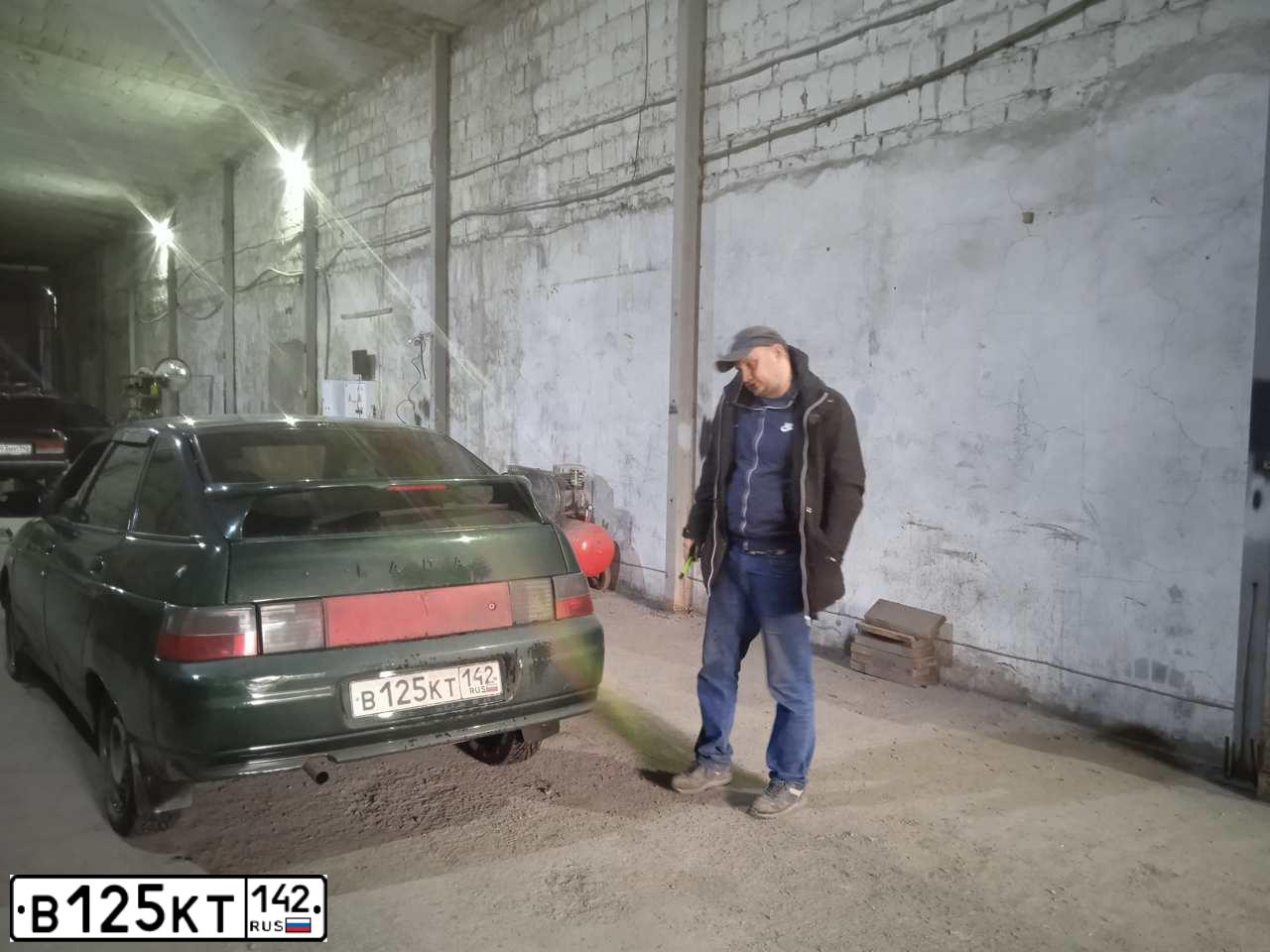 Фото автомобиля LADA 2112, 2004 — госномер Р457ОМ142
