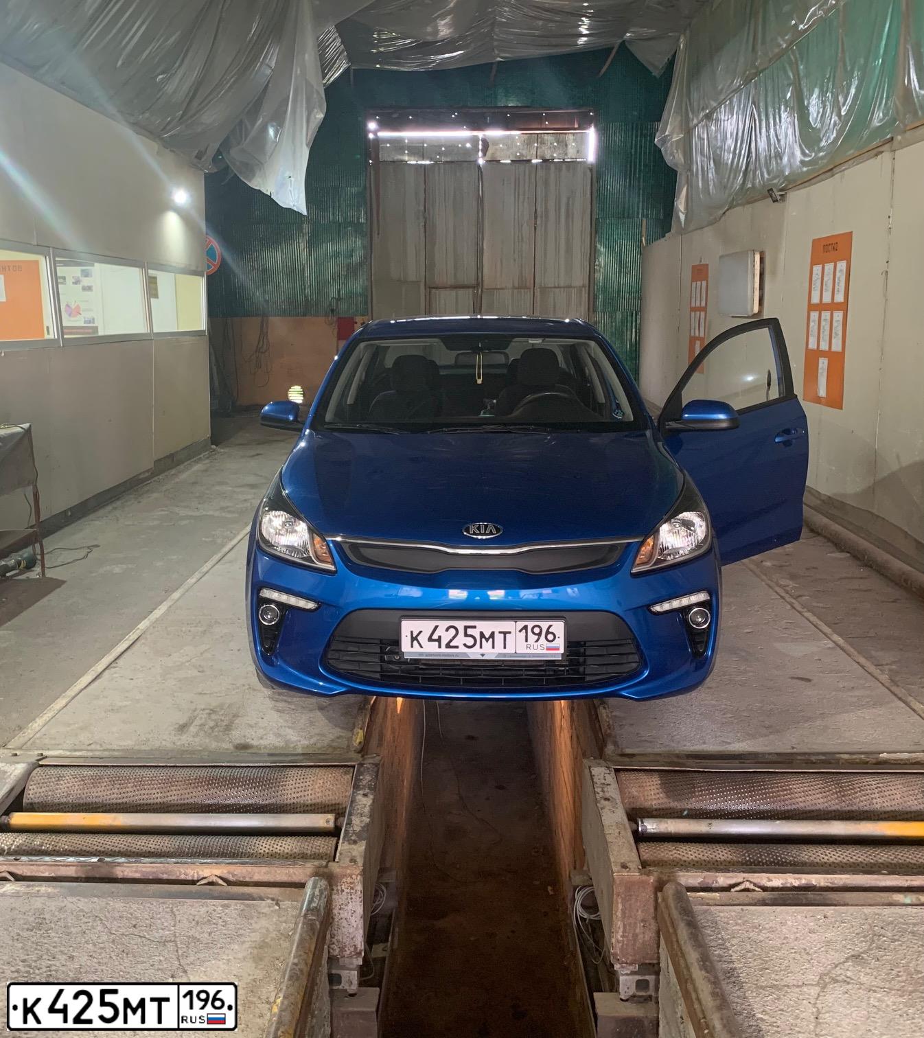 Фото автомобиля KIA RIO, 2017 — госномер К425МТ196. Цвет: СИНИЙ