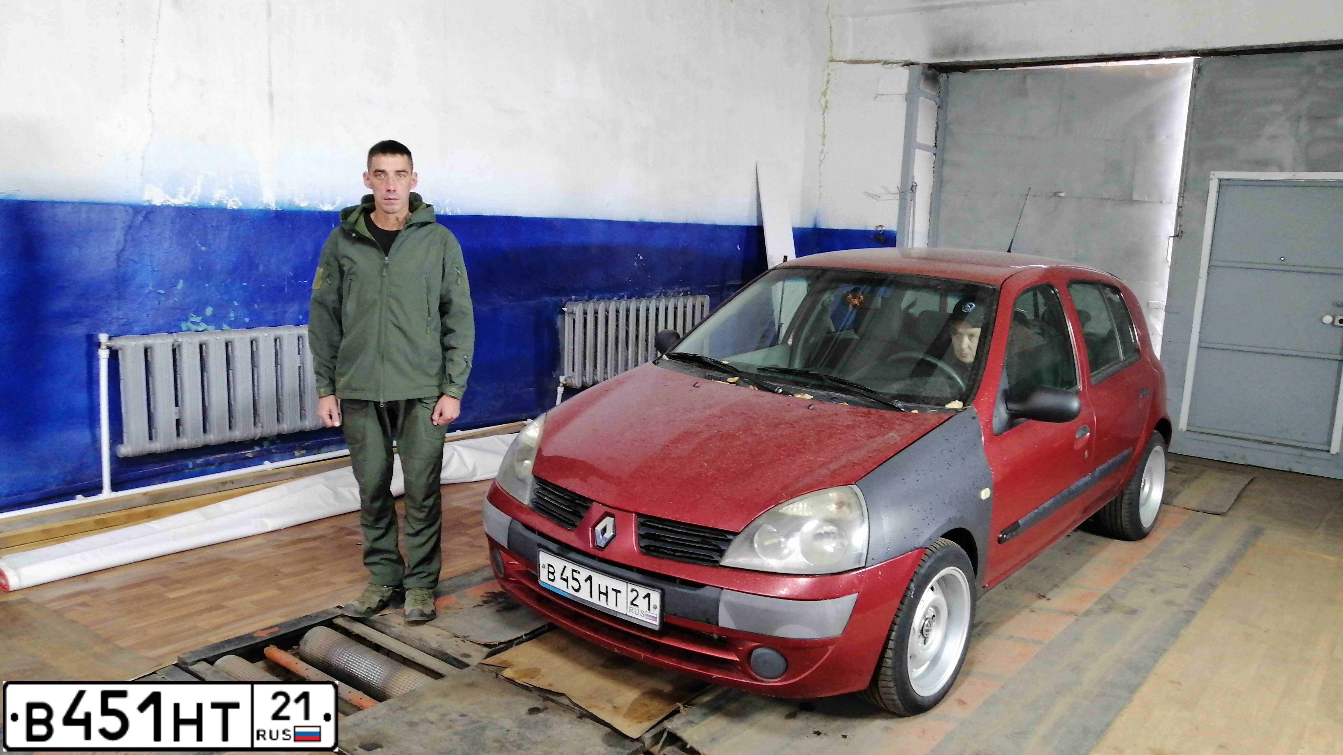Фото автомобиля RENAULT CLIO, 2004 — госномер В451НТ21. Цвет: Красный