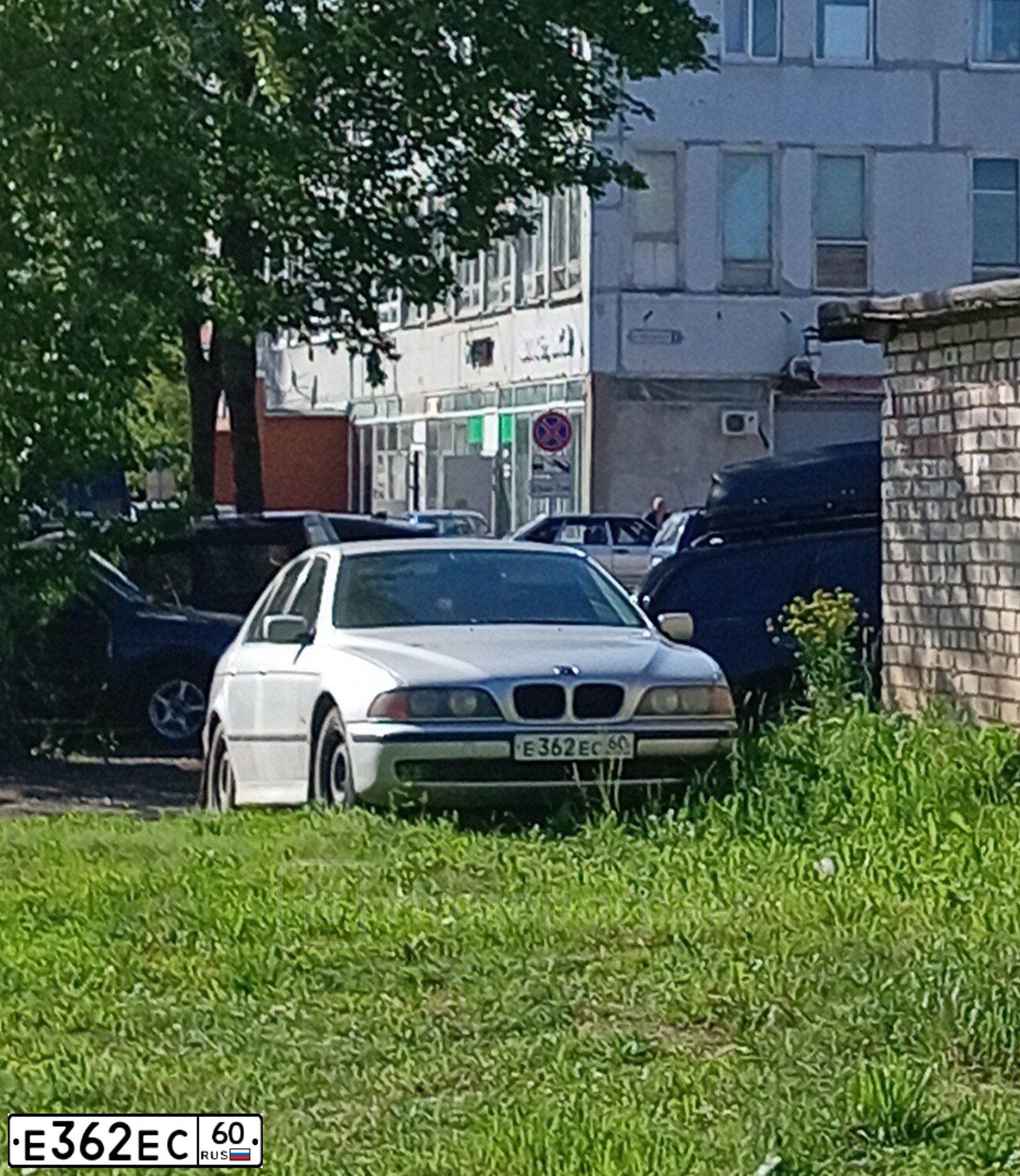 Фото автомобиля BMW SERIE 5, 1999 — госномер Е362ЕС60. Цвет: СЕРЕБРИСТЫЙ