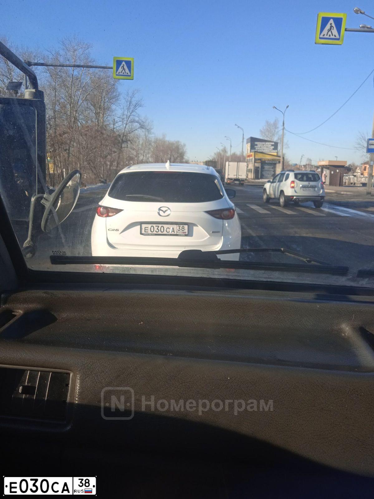 Фото автомобиля MAZDA CX-5, 2019 — госномер Е030СА38. Цвет: Белый