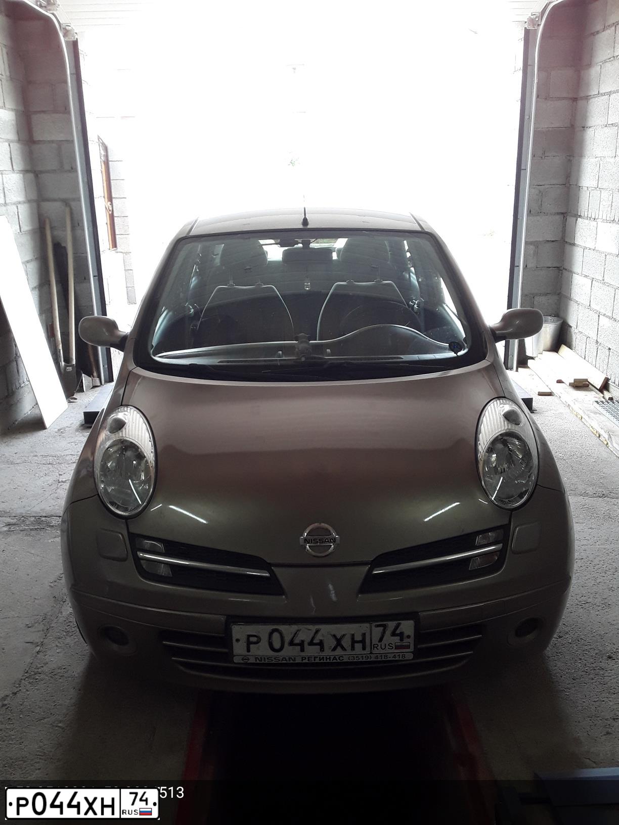 Фото автомобиля NISSAN MICRA, 2006 — госномер Р044ХН74. Цвет: БЕЖЕВЫЙ