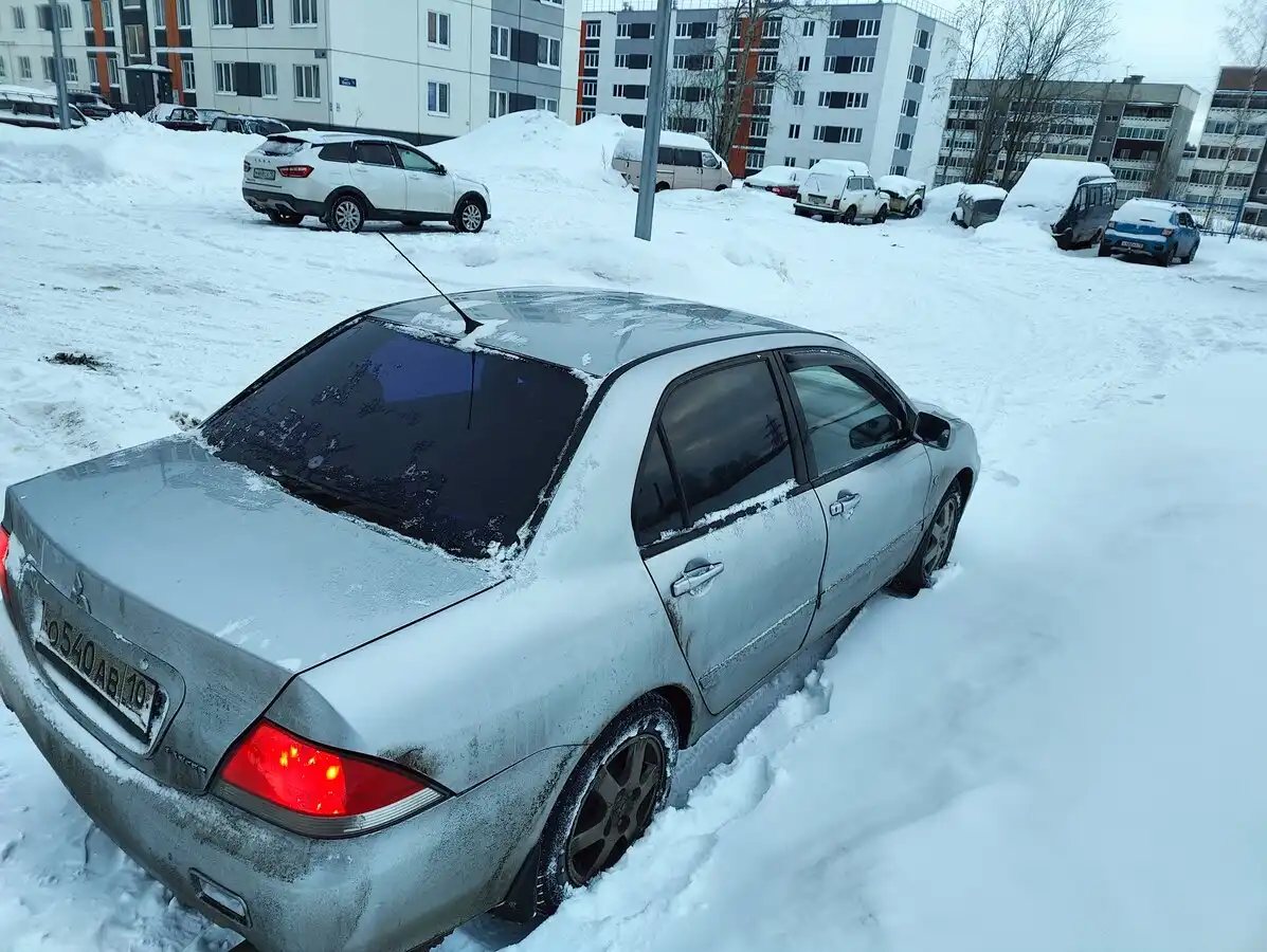 Фото автомобиля MITSUBISHI LANCER, 2006 — госномер О540АВ10. Цвет: СЕРЕБРИСТЫЙ
