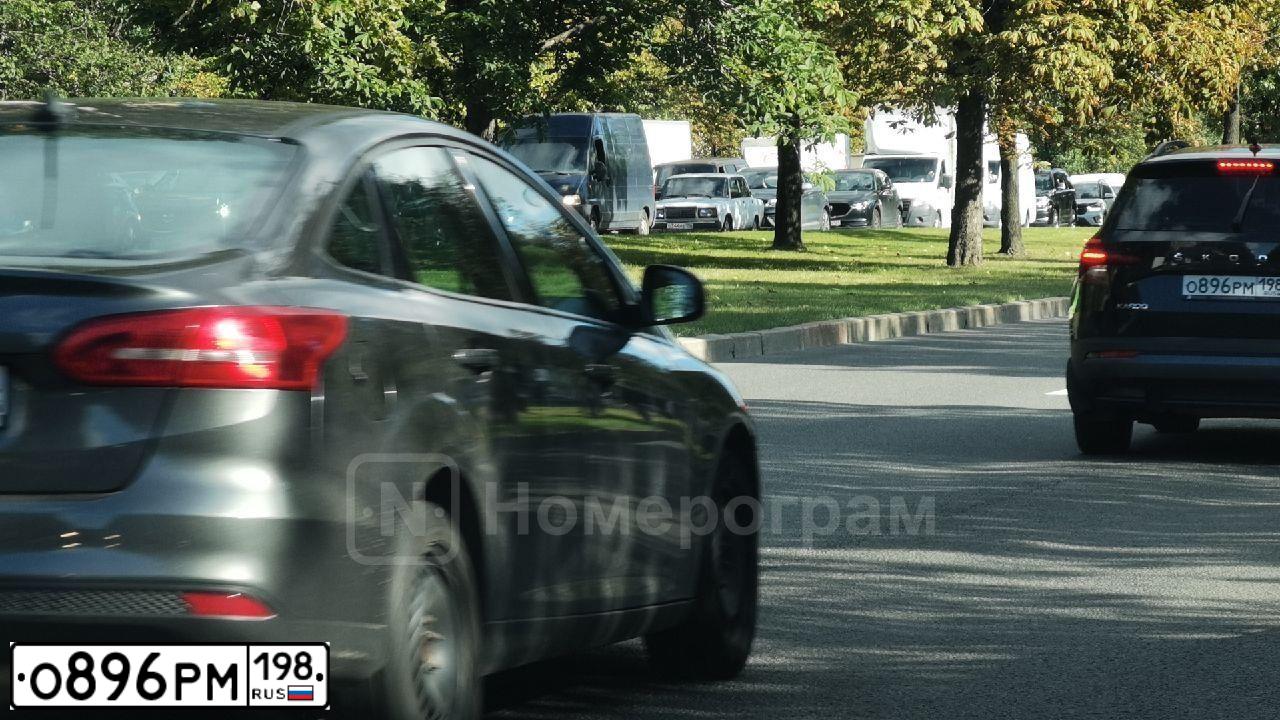 Фото автомобиля SKODA KAROQ, 2021 — госномер О896РМ198. Цвет: ЧЕРНЫЙ