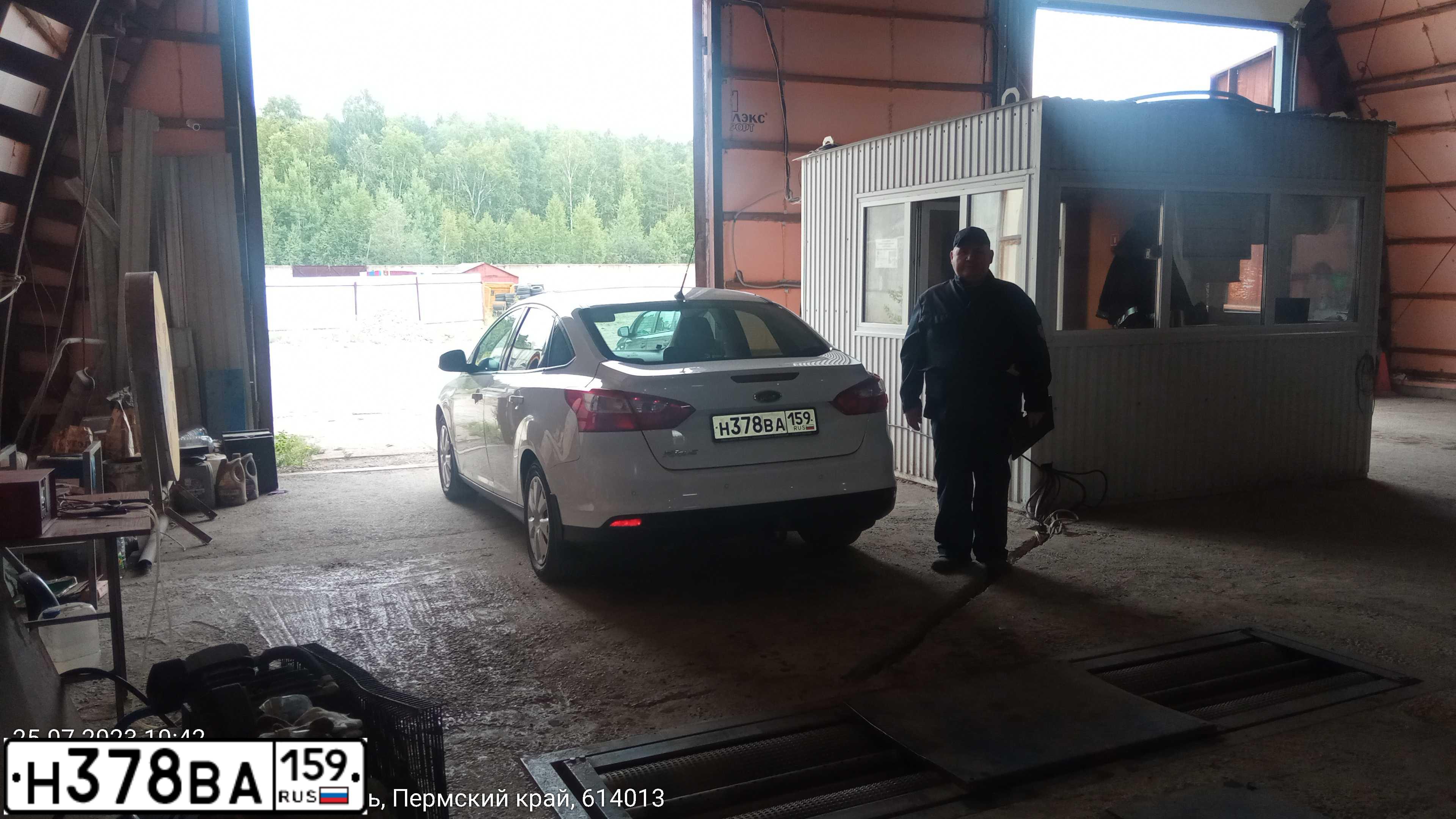 Фото автомобиля FORD FOCUS, 2013 — госномер Н378ВА159. Цвет: Белый