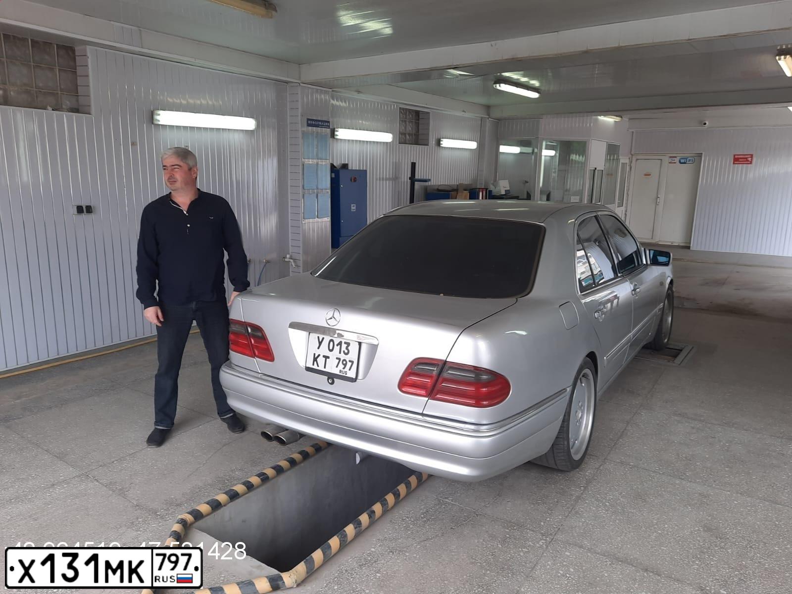 Фото автомобиля MERCEDES E-KLASSE, 1998 — госномер Т404РР05. Цвет: Серебристый