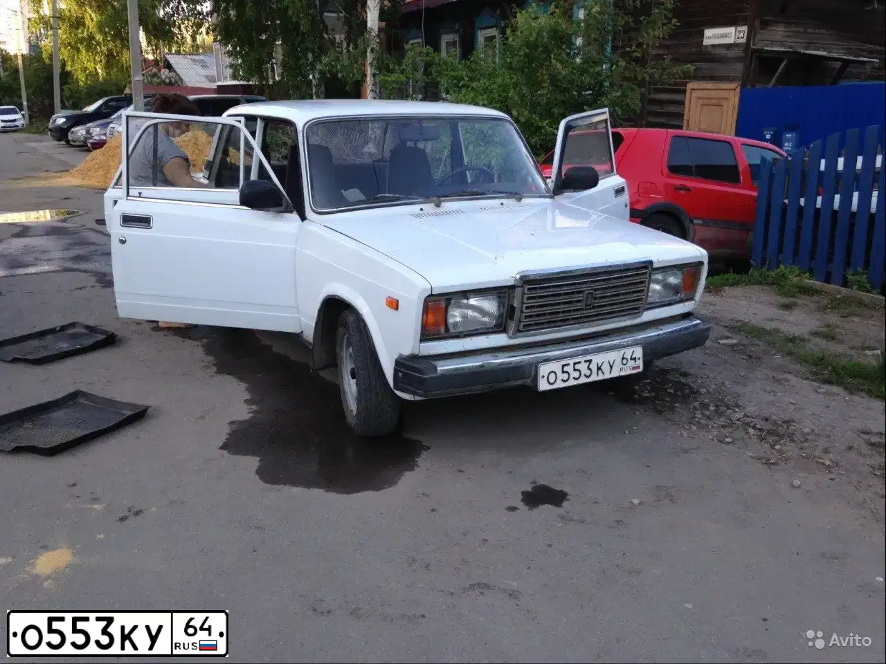 Фото автомобиля LADA 2107 LADA, 2006 — госномер О553КУ64. Цвет: ЯРКО БЕЛЫЙ