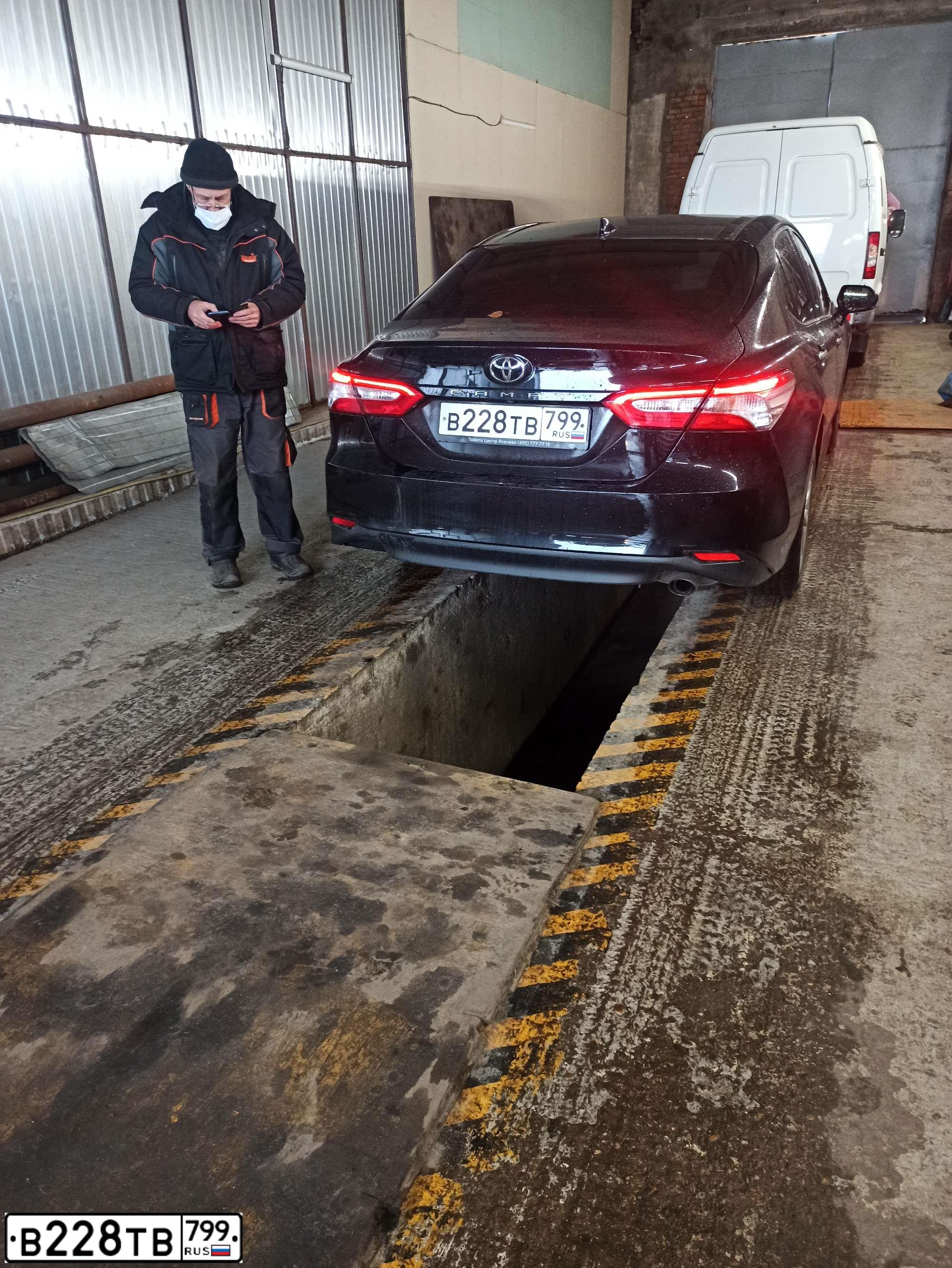 Фото автомобиля TOYOTA CAMRY, 2019 — госномер О689ОР154. Цвет: ЧЕРНЫЙ