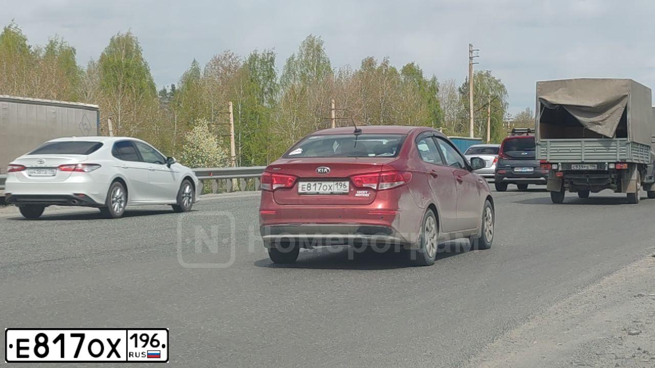 Фото автомобиля KIA RIO, 2017 — госномер Е817ОХ196. Цвет: КРАСНЫЙ