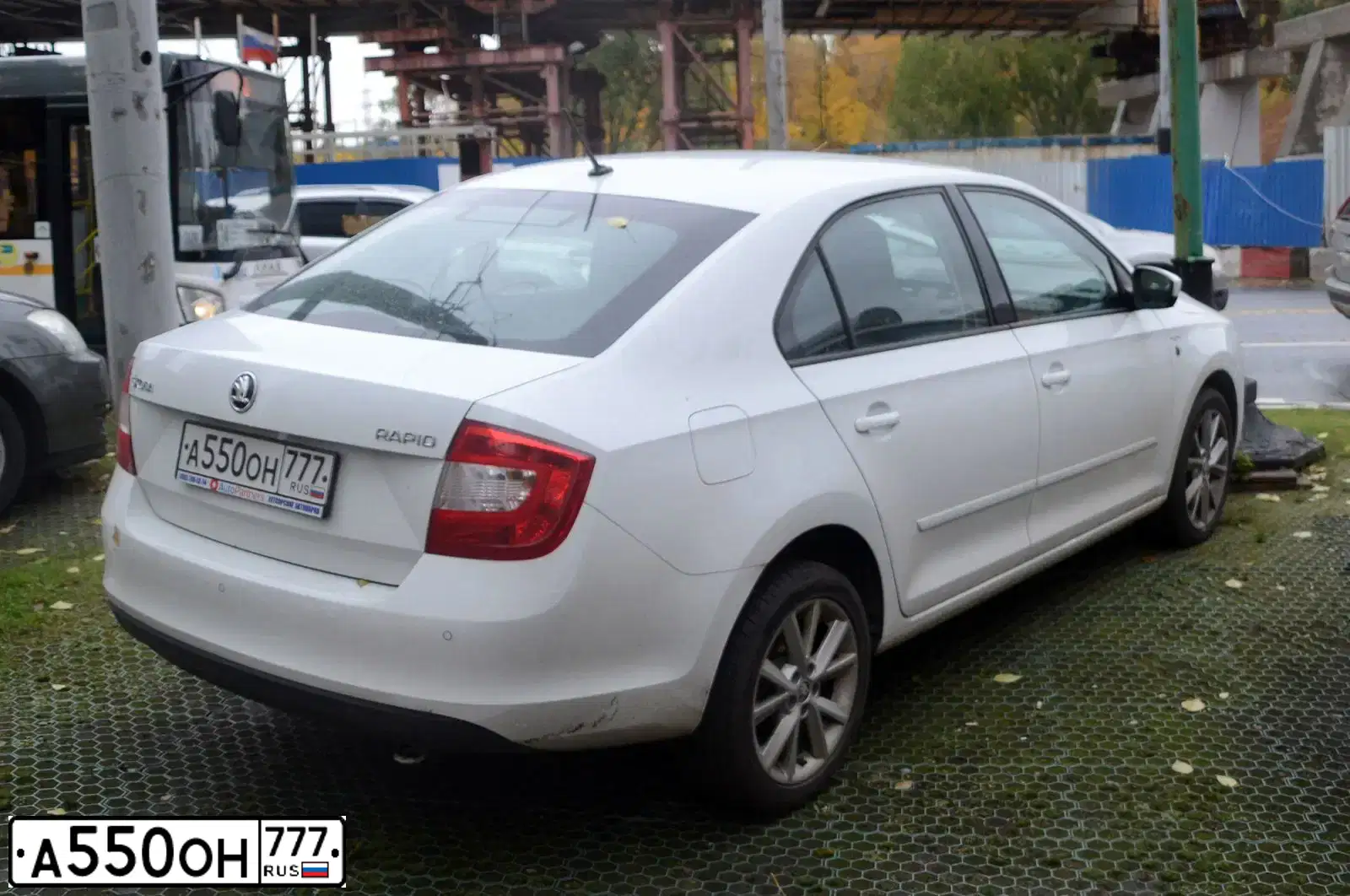 Фото автомобиля SKODA RAPID, 2015 — госномер Н274КУ799. Цвет: Белый