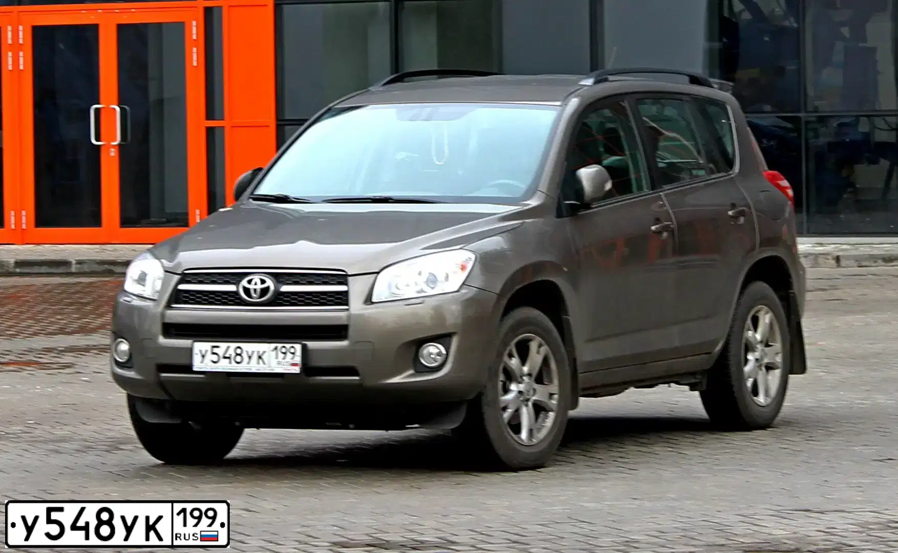 Фото автомобиля TOYOTA RAV4, 2009 — госномер У548УК199. Цвет: СЕРО-БРОНЗОВЫЙ