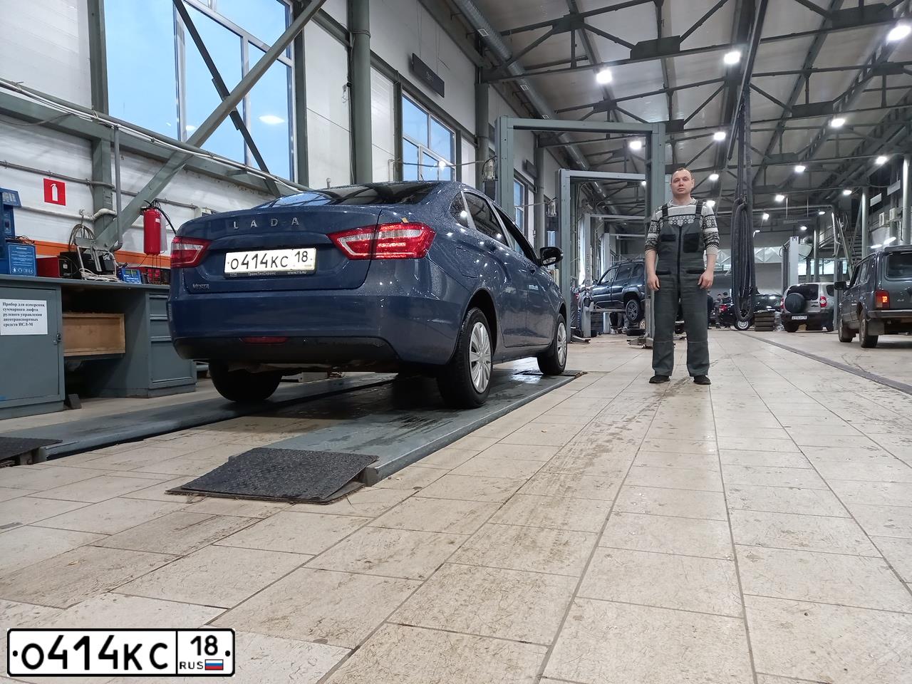 Фото автомобиля LADA GFL 110 LADA VESTA, 2018 — госномер У489ТУ18. Цвет: ТЕМНО-СИНИЙ