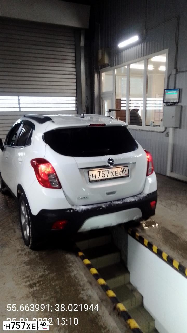 Фото автомобиля OPEL MOKKA, 2014 — госномер В444МК790. Цвет: Белый