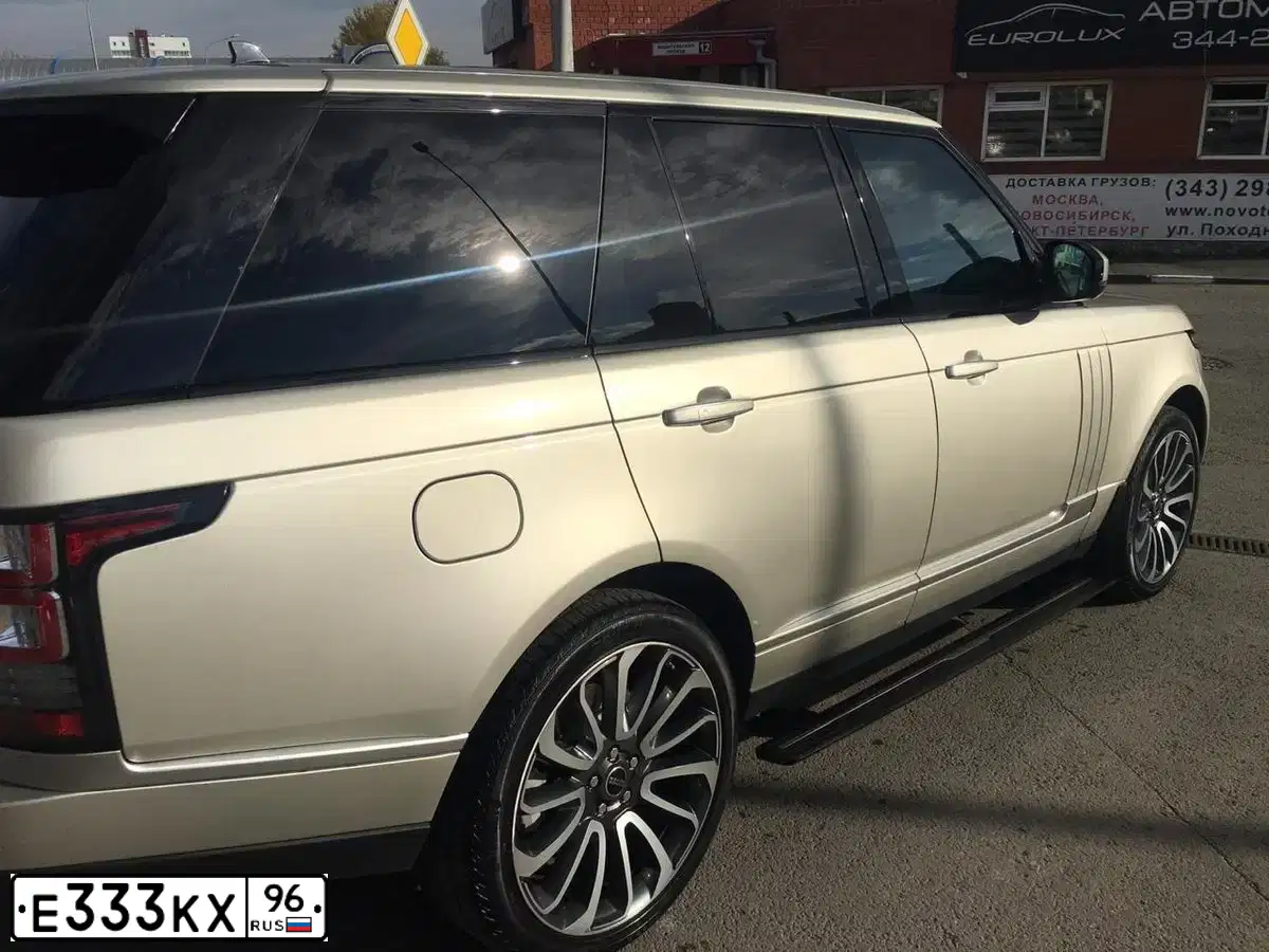 Фото автомобиля LANDROVER RANGE ROVER, 2014 — госномер Е333КХ96. Цвет: БЕЖЕВЫЙ