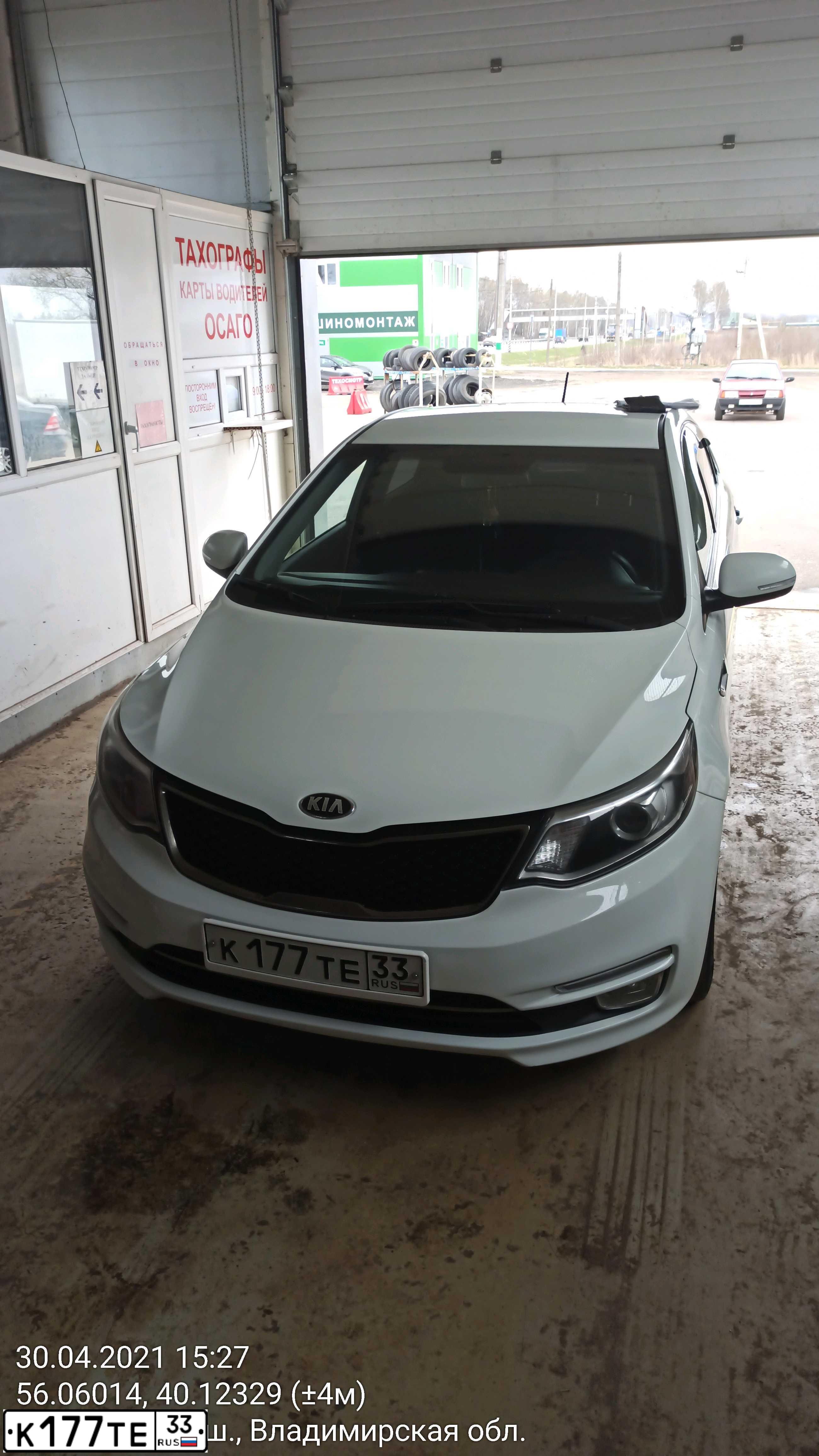 Фото автомобиля KIA RIO, 2016 — госномер Х831ТР05. Цвет: Белый