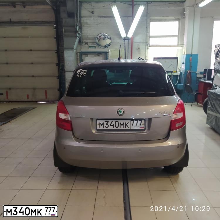 Фото автомобиля SKODA FABIA, 2010 — госномер М867ХС82. Цвет: Серый