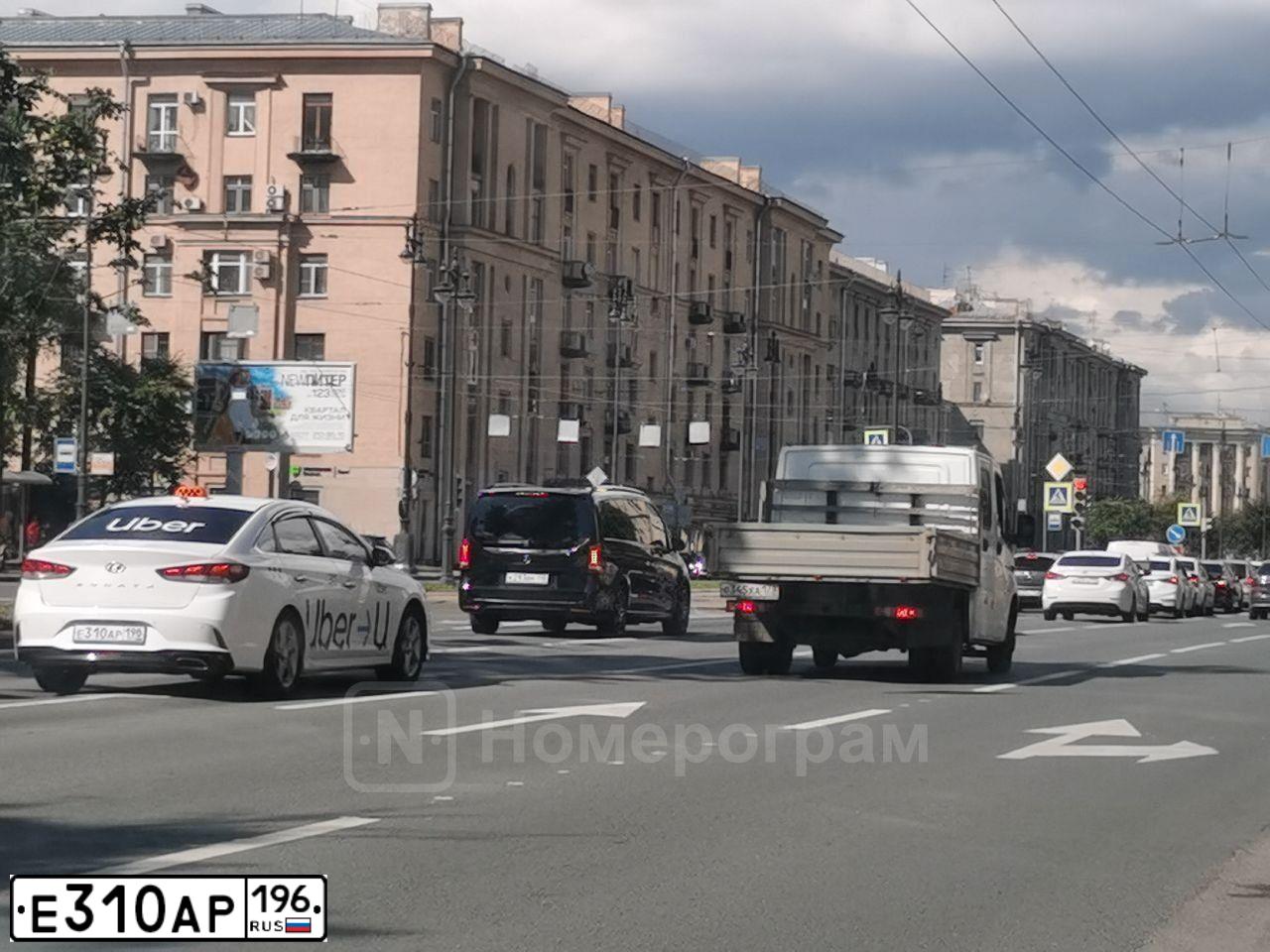 Фото автомобиля NISSAN X-TRAIL, 2015 — госномер В437УР198. Цвет: ЧЕРНЫЙ