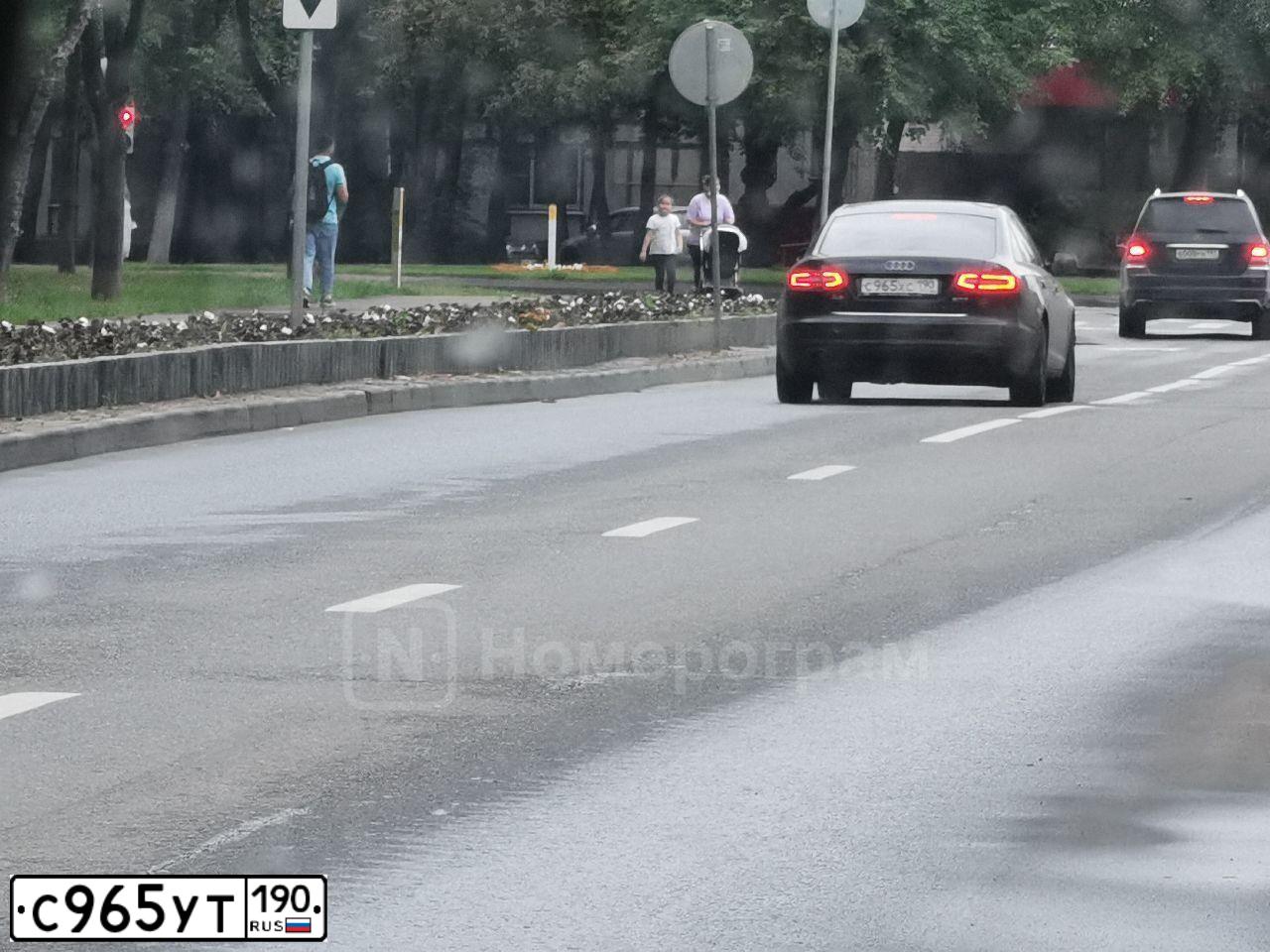 Фото автомобиля RENAULT SANDERO, 2010 — госномер М167КТ164. Цвет: Красный