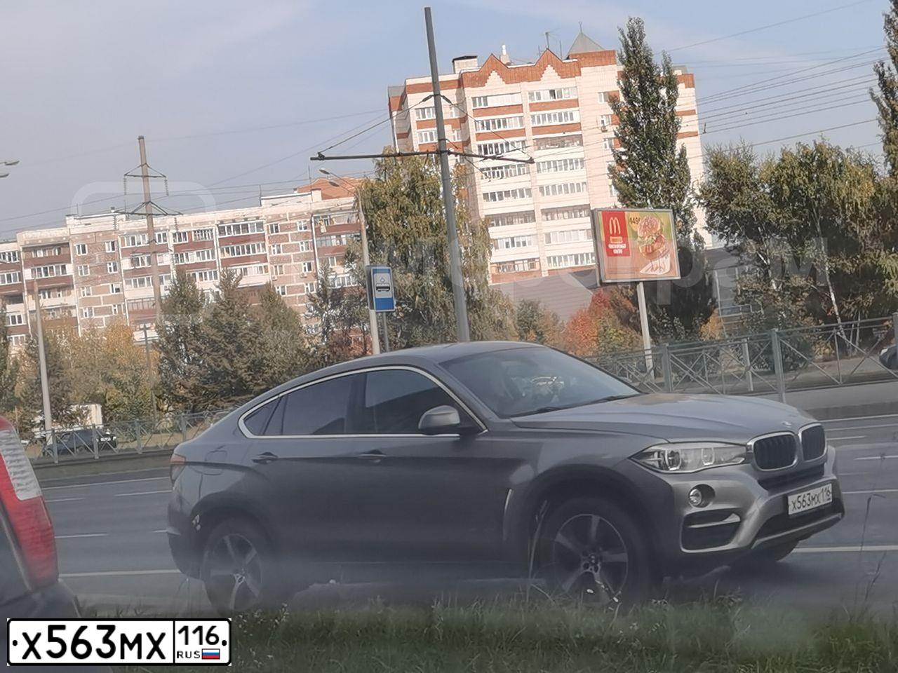 Фото автомобиля BMW X6, 2016 — госномер Н842УА32. Цвет: СЕРЫЙ