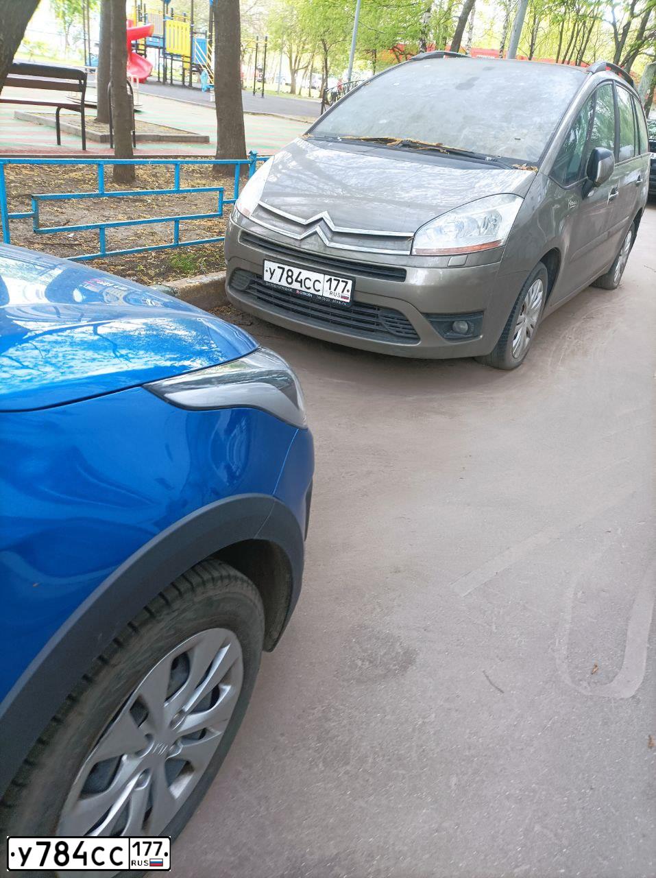 Фото автомобиля CITROEN C4 PICASSO, 2007 — госномер У784СС177. Цвет: БЕЖЕВЫЙ