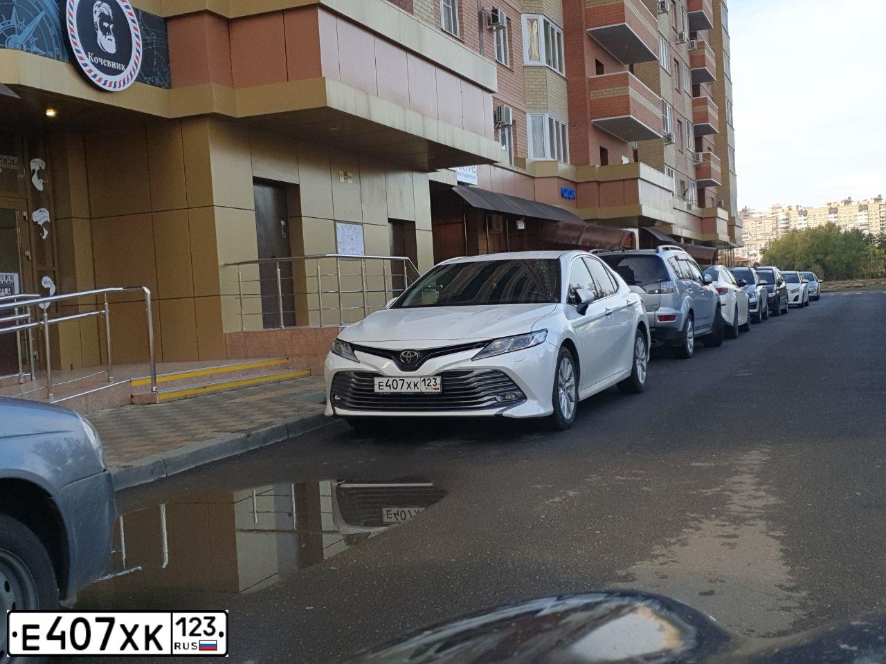 Фото автомобиля TOYOTA CAMRY, 2019 — госномер Е407ХК123. Цвет: БЕЛЫЙ ПЕРЛАМУТР