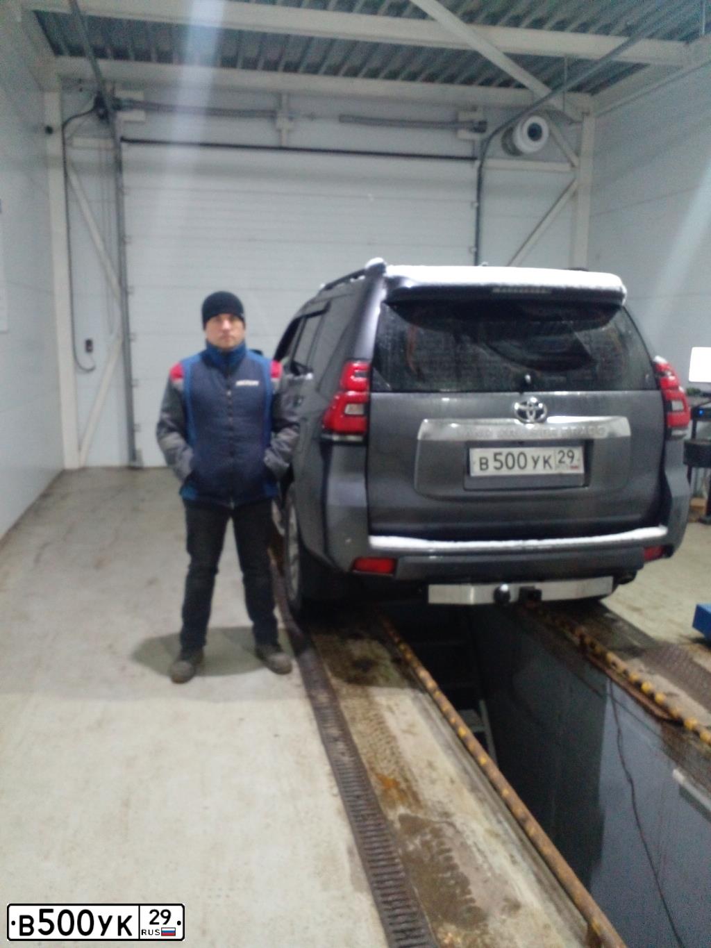 Фото автомобиля TOYOTA AURIS, 2007 — госномер Н052РХ29. Цвет: СВЕТЛО-СЕРЫЙ