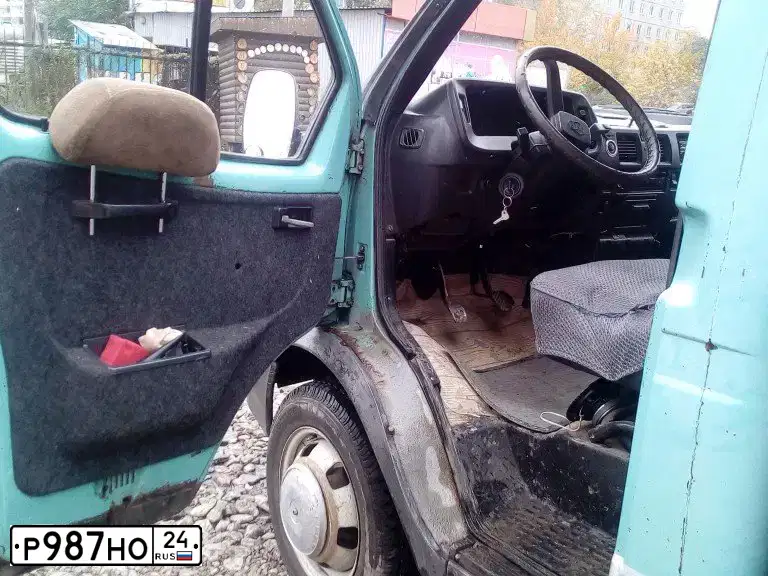 Фото автомобиля GAZ Z 3302 GAZEL, 1995 — госномер Р987НО24. Цвет: СИНИЙ