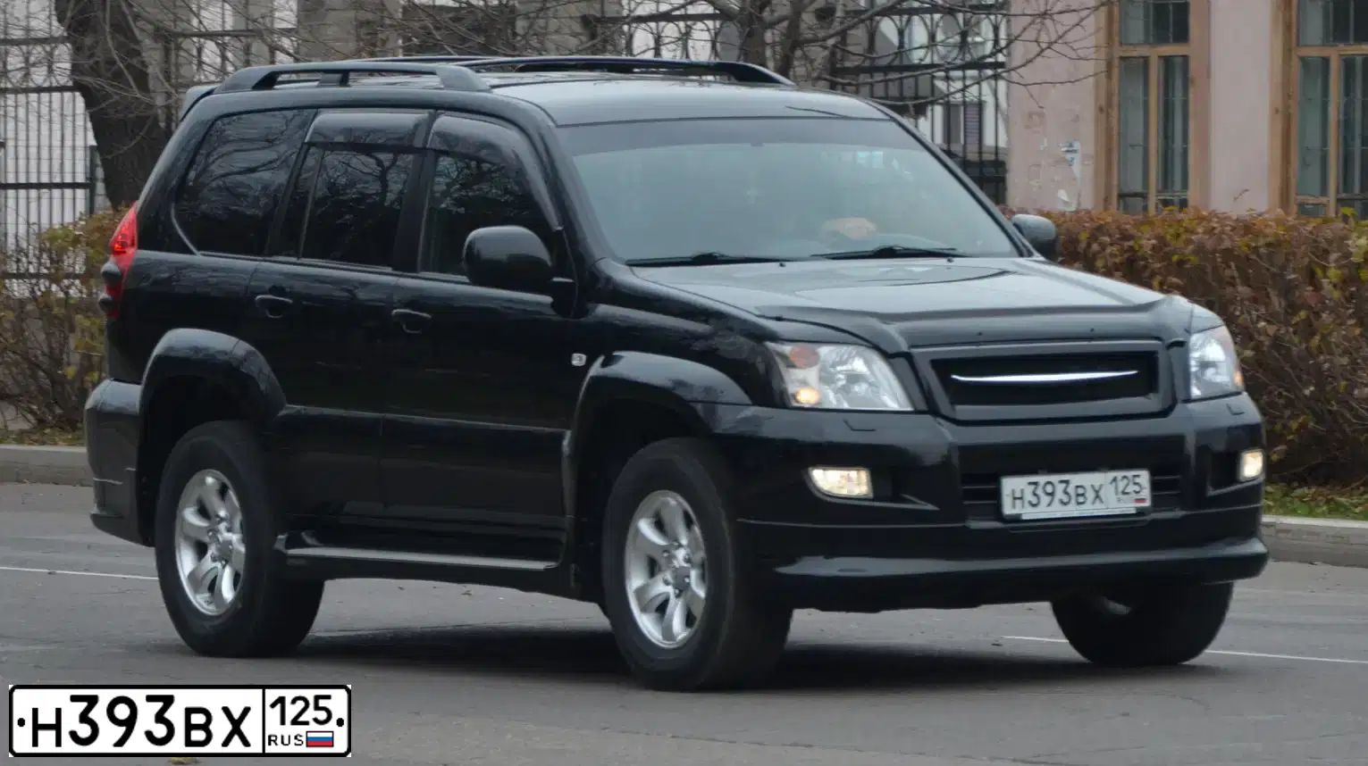 Фото автомобиля ТОЙОТА ЛЕНД КРУЗЕР GRJ120L-GKAEKW, 2009 — госномер С932СМ60. Цвет: ЧЕРНЫЙ
