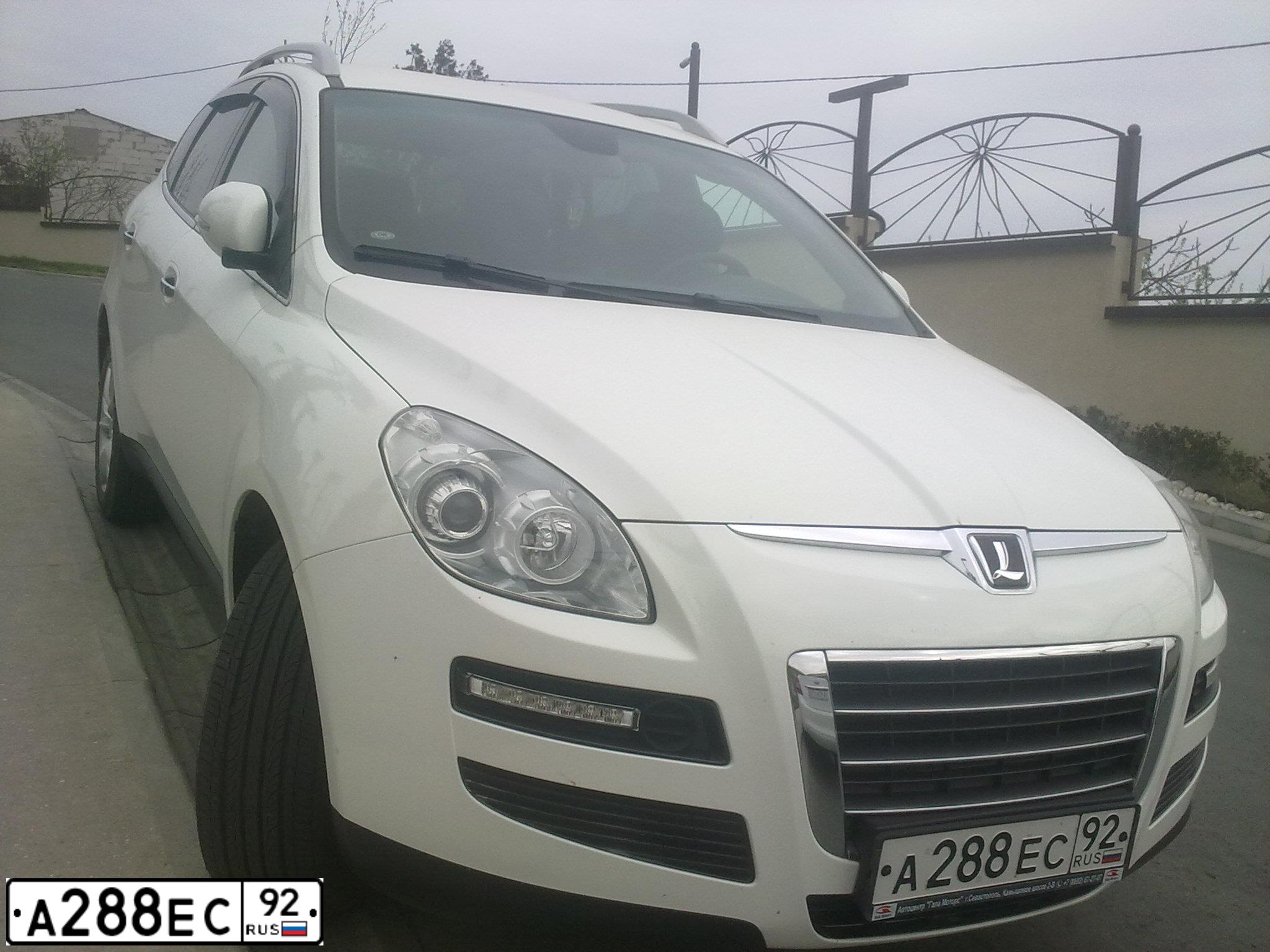 Фото автомобиля LUXGEN 7 SUV, 2014 — госномер В570РВ01. Цвет: Белый