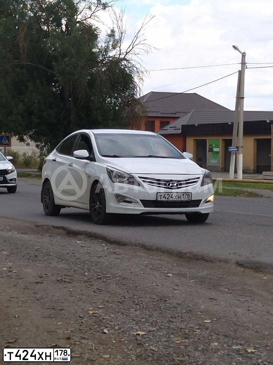 Фото автомобиля HYUNDAI SOLARIS, 2015 — госномер Т424ХН178. Цвет: БЕЛЫЙ