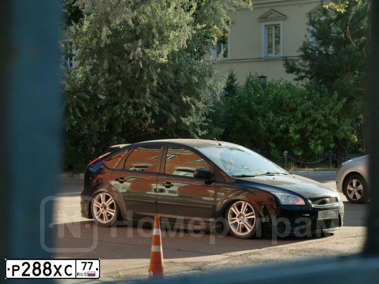 Фото автомобиля FORD FOCUS, 2005 — госномер Р288ХС77. Цвет: СИНИЙ ТЕМНЫЙ