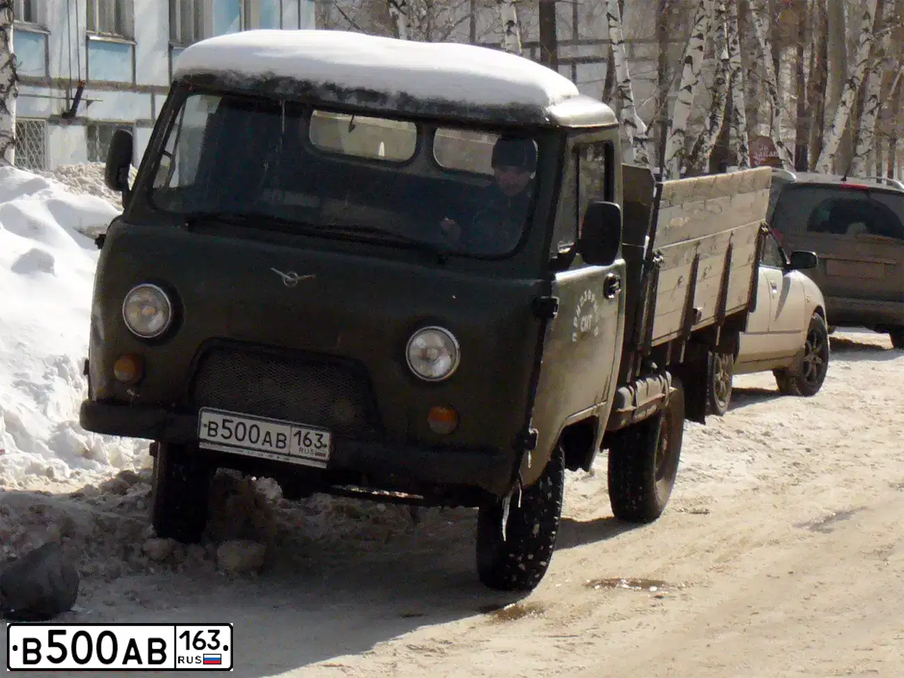 Фото автомобиля UAZ 3303, 2006 — госномер В500АВ163. Цвет: ЗАЩИТНЫЙ
