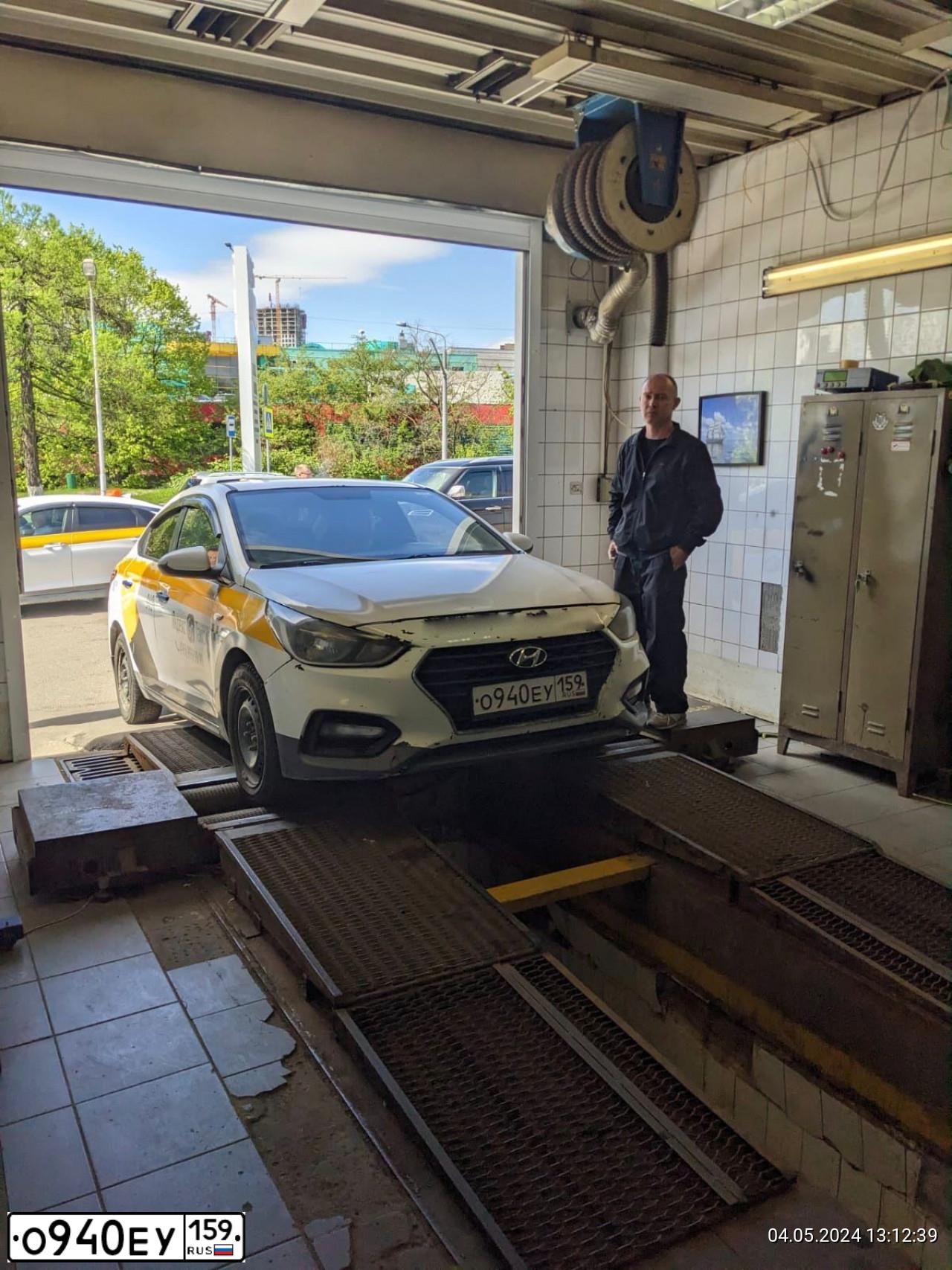 Фото автомобиля HYUNDAI SOLARIS, 2017 — госномер Р176ОК750. Цвет: БЕЛЫЙ ЖЕЛТЫЙ СЕРЫЙ
