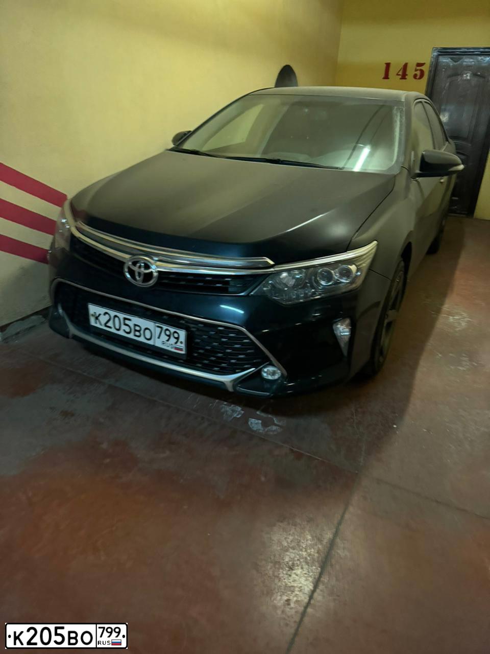 Фото автомобиля TOYOTA CAMRY, 2017 — госномер К205ВО799. Цвет: ЧЕРНЫЙ МЕТАЛЛИК