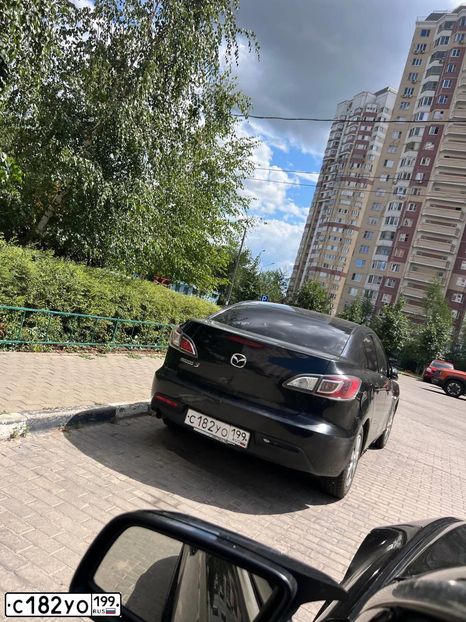 Фото автомобиля MAZDA 3, 2009 — госномер С182УО199. Цвет: ЧЕРНЫЙ