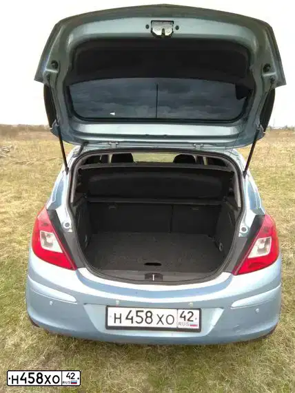 Фото автомобиля OPEL CORSA, 2007 — госномер Т993АУ154. Цвет: СВЕТЛО-ГОЛУБОЙ