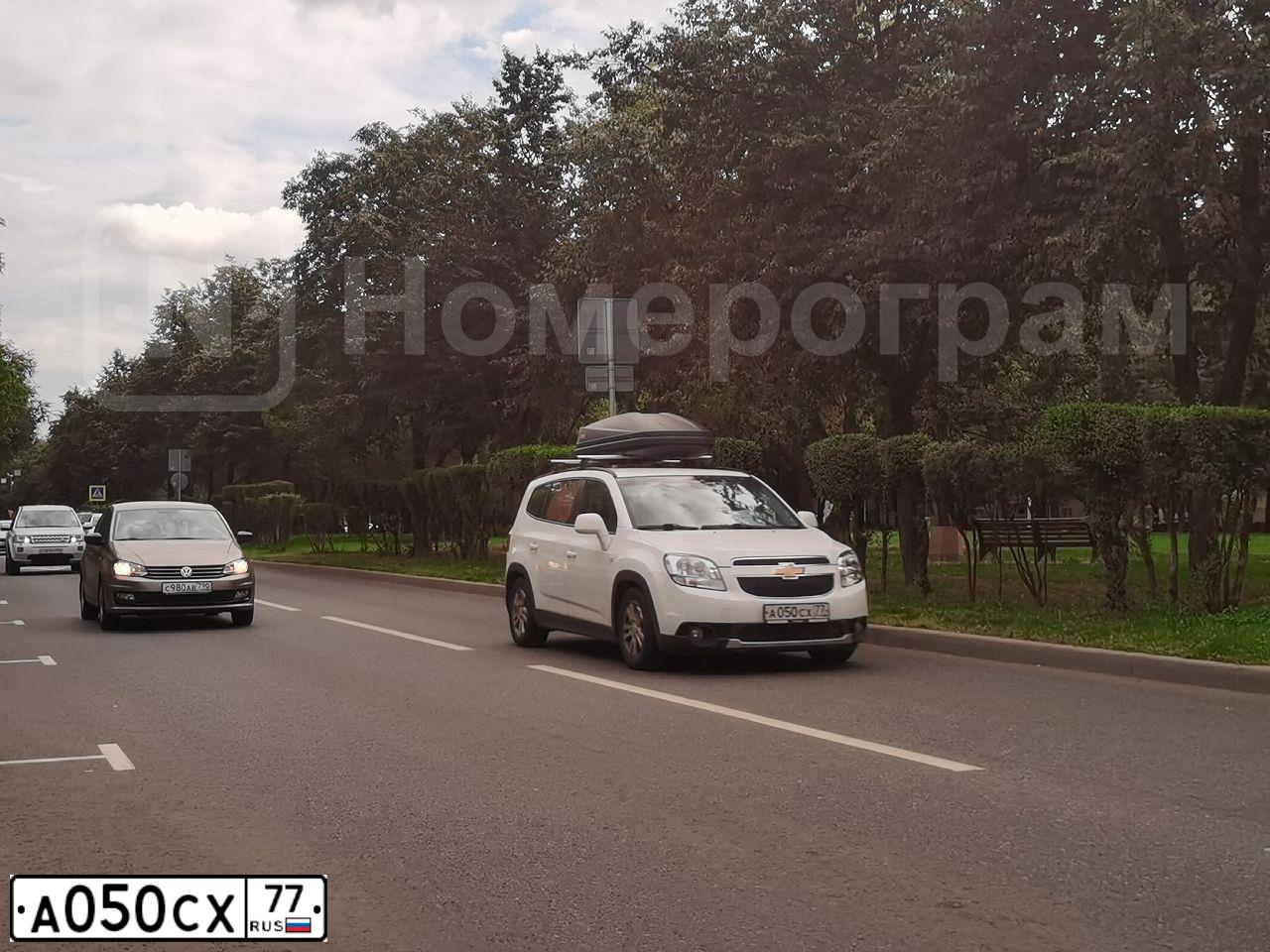 Фото автомобиля CHEVROLET ORLANDO, 2013 — госномер А050СХ77. Цвет: БЕЛЫЙ