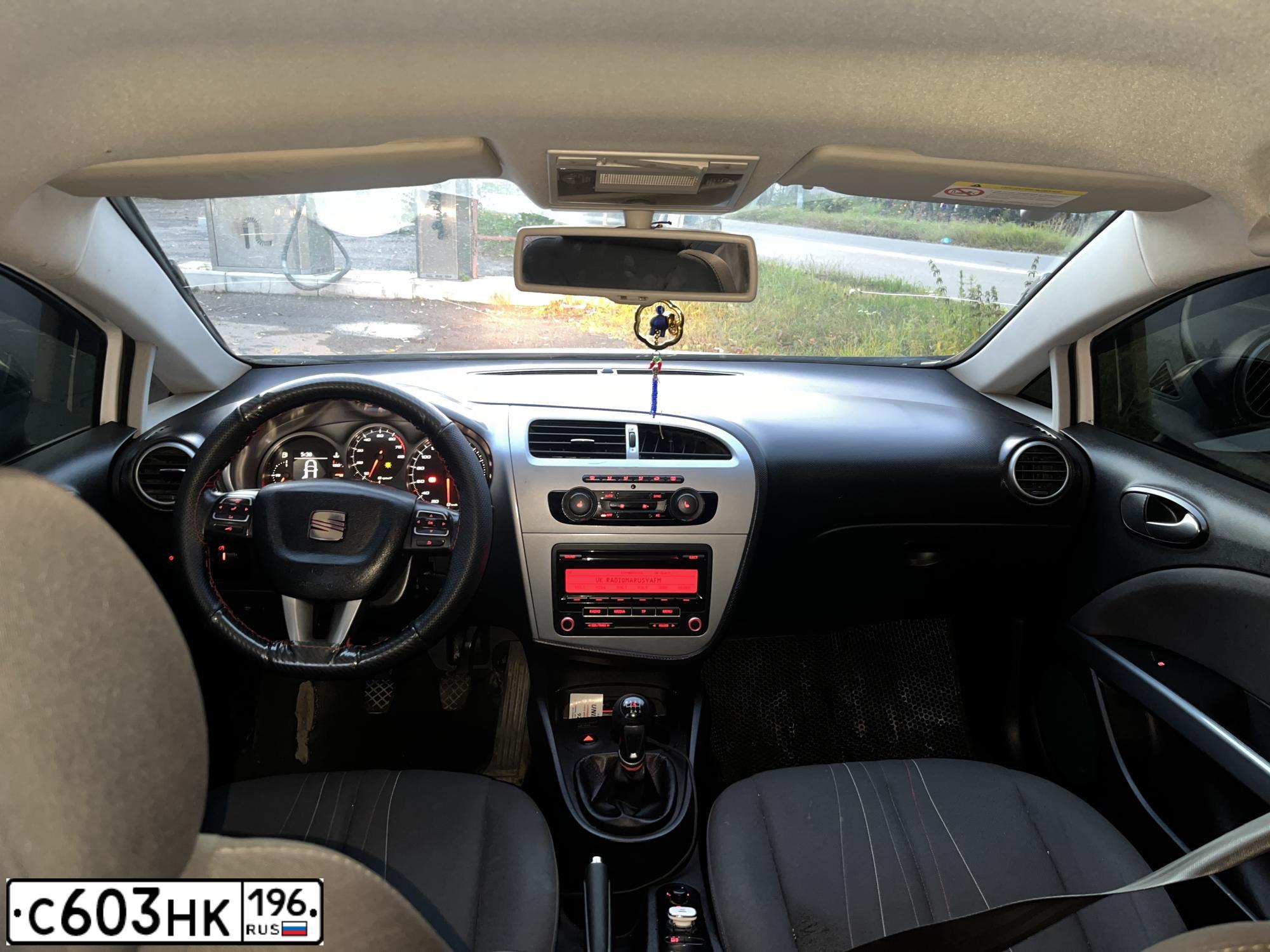Фото автомобиля SEAT LEON, 2012 — госномер Р366ЕР72. Цвет: Белый
