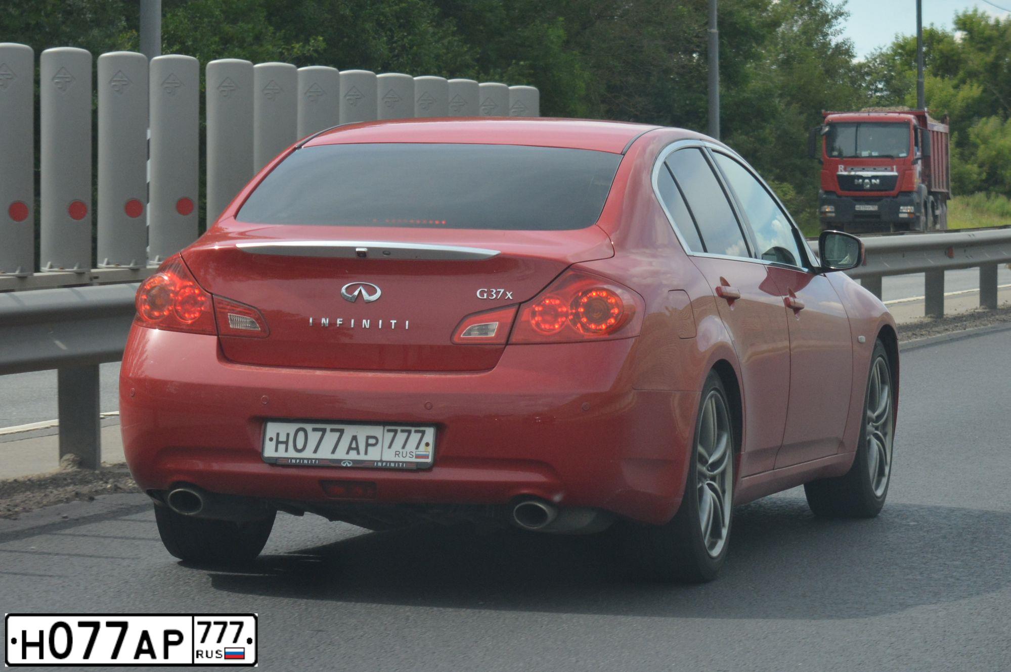 Фото автомобиля INFINITI I G, 2010 — госномер Н077АР777. Цвет: Красный