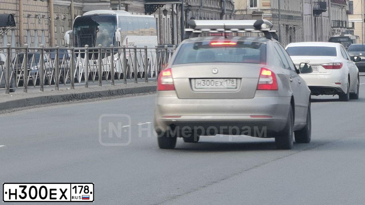 Фото автомобиля SKODA OCTAVIA, 2012 — госномер Н300ЕХ178. Цвет: БЕЖЕВЫЙ