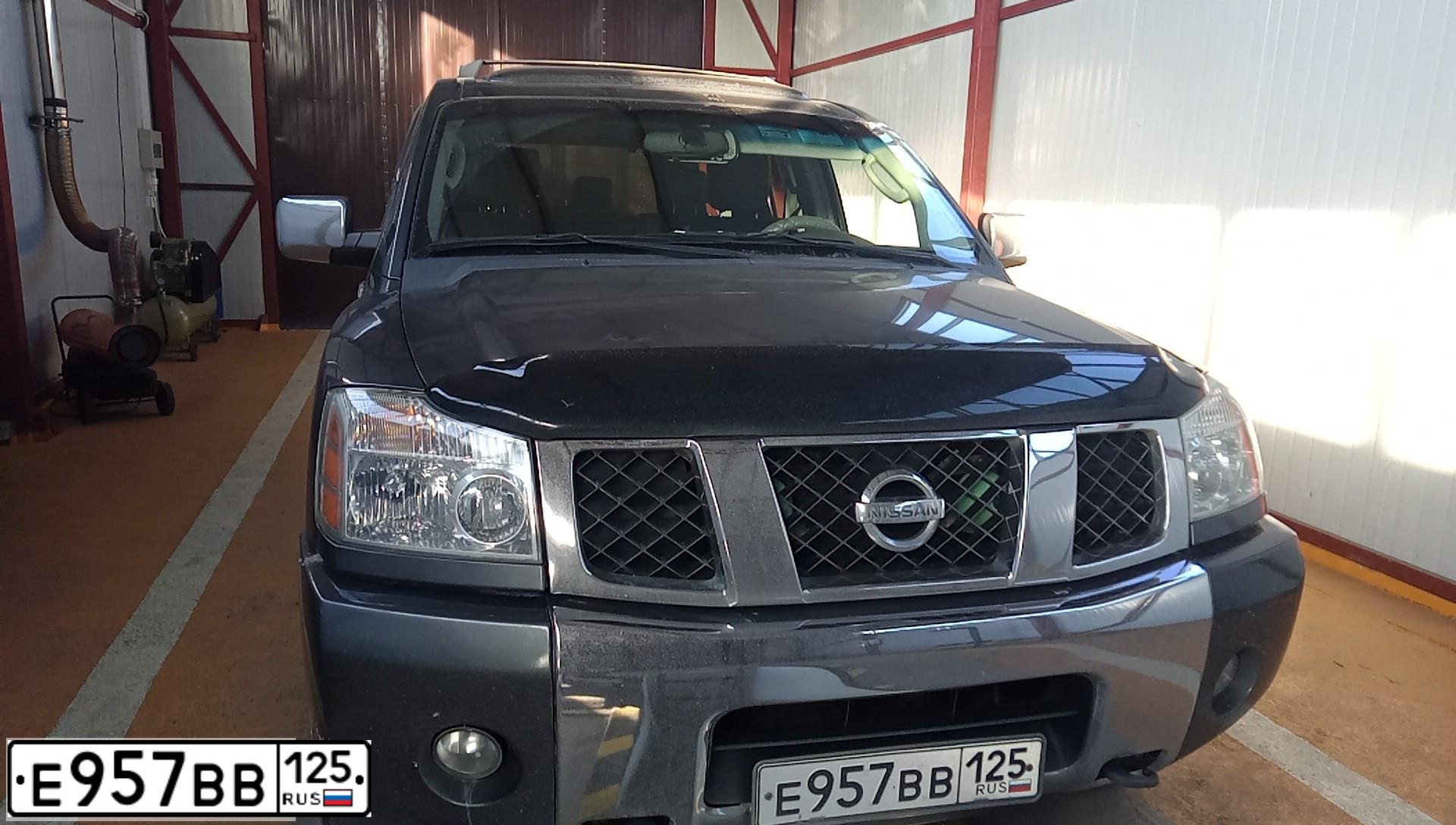 Фото автомобиля NISSAN PATHFINDER, 2004 — госномер Е957ВВ125. Цвет: СЕРЫЙ