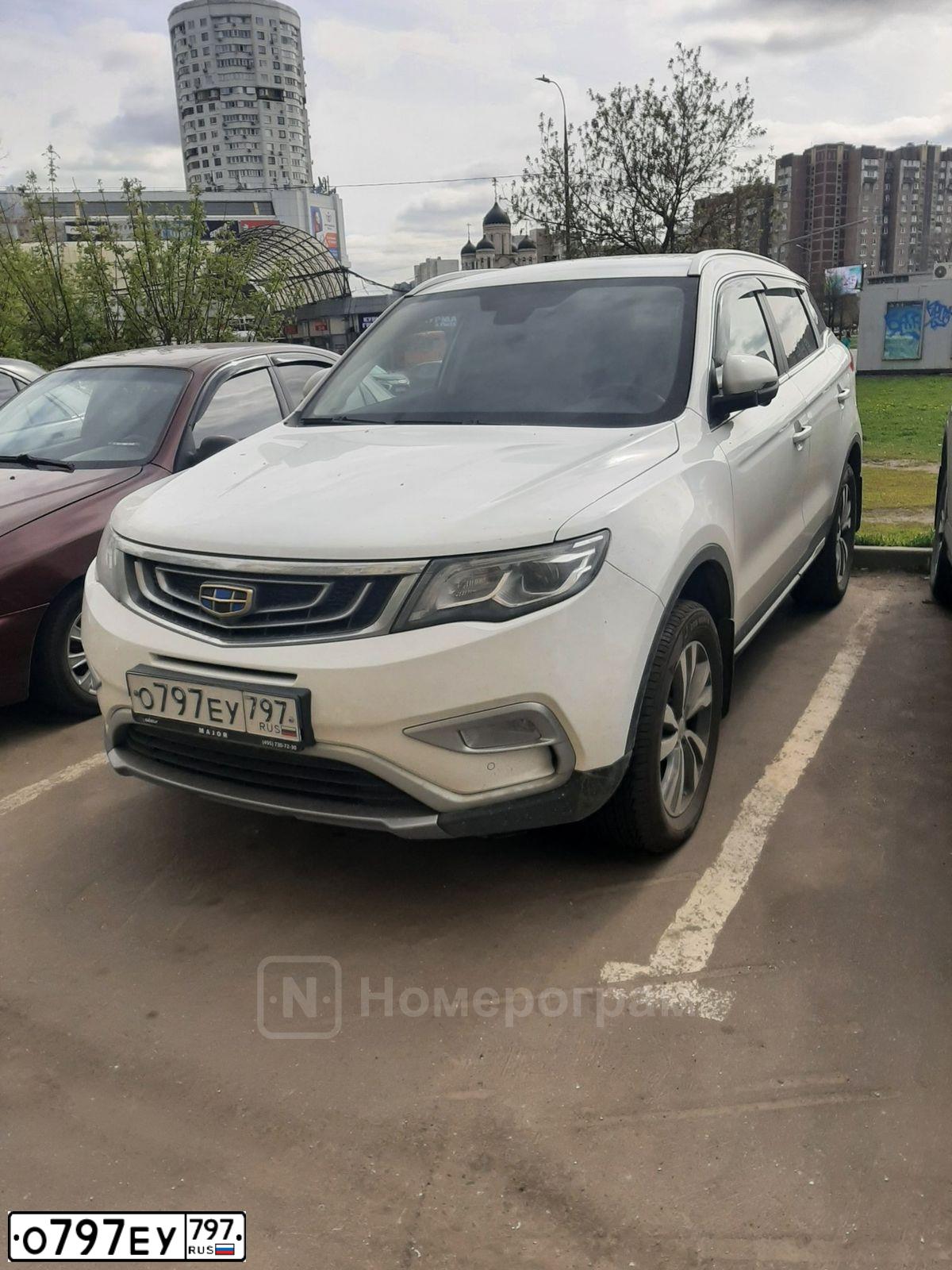 Фото автомобиля GEELY ATLAS, 2021 — госномер О797ЕУ797. Цвет: Белый