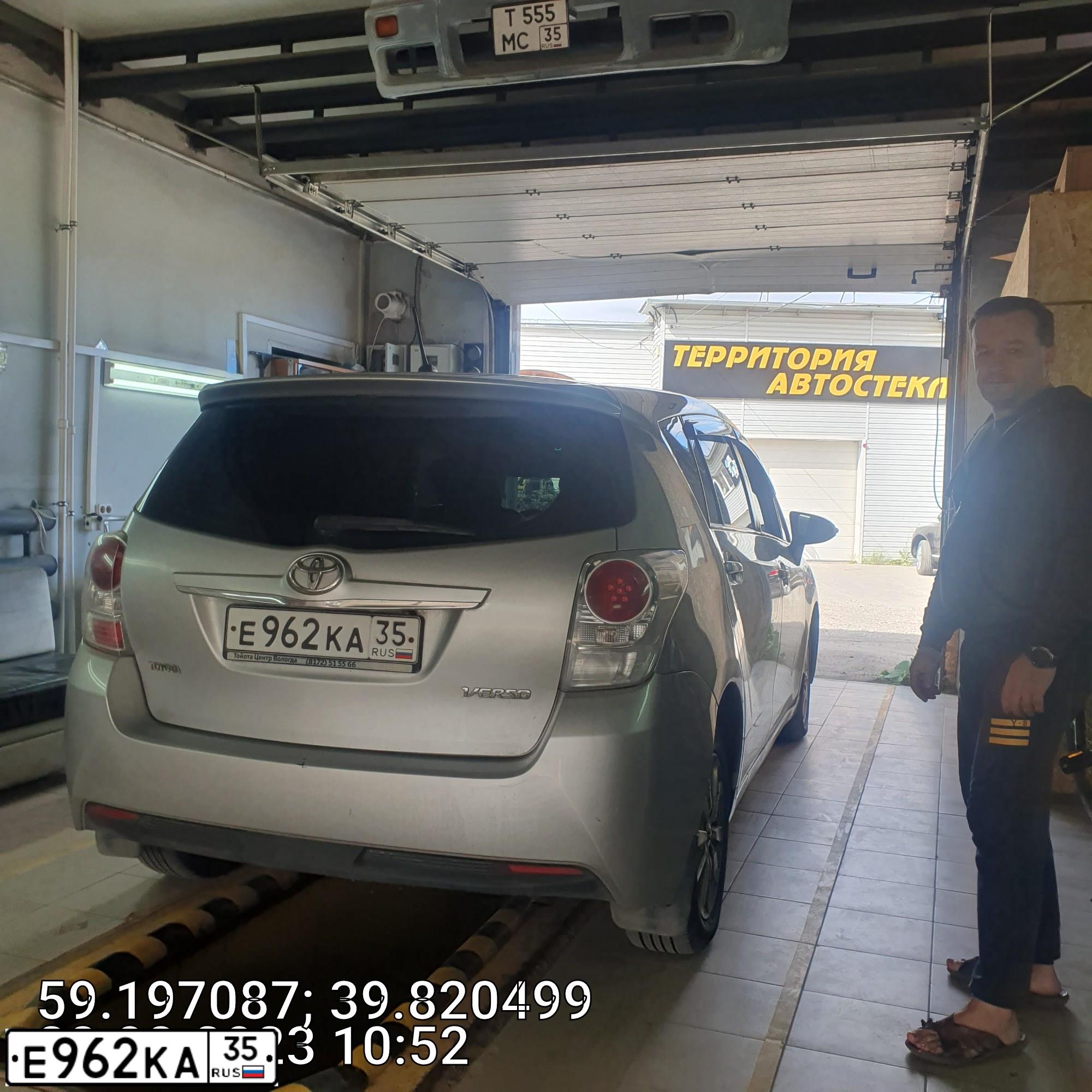 Фото автомобиля TOYOTA VERSO, 2013 — госномер Е962КА35. Цвет: СЕРЕБРИСТЫЙ