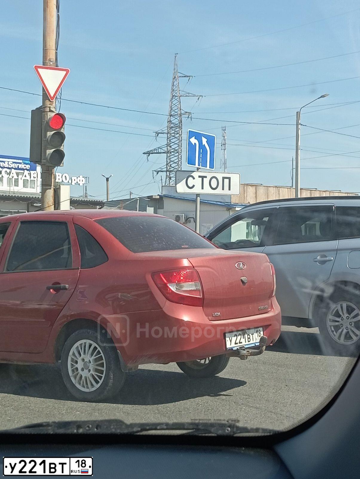 Фото автомобиля LADA 2190 GRANTA, 2013 — госномер У221ВТ18. Цвет: СЕРЕБРИСТО-КРАСНЫЙ
