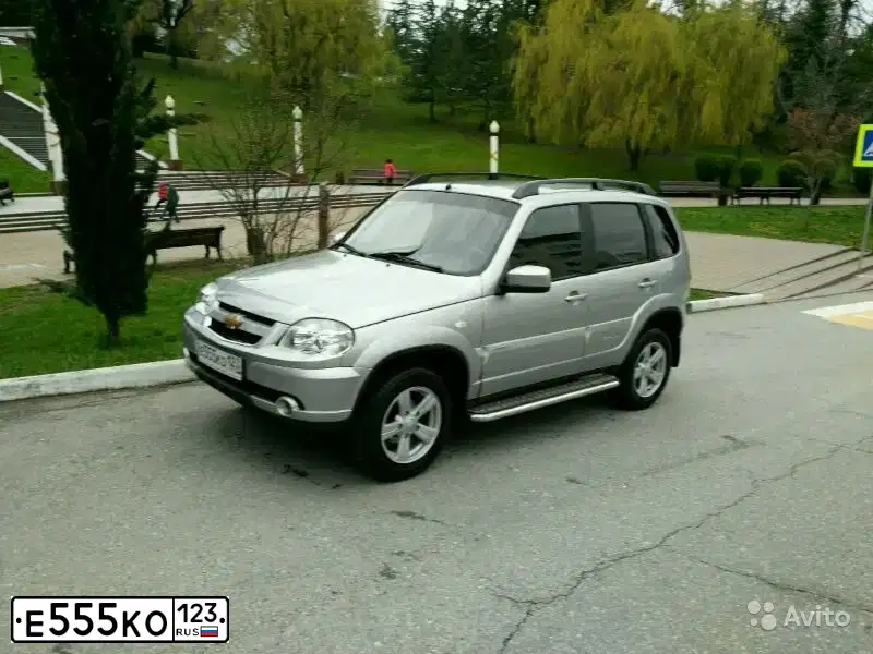 Фото автомобиля CHEVROLET NIVA, 2015 — госномер Е555КО123. Цвет: СВЕТЛО-СЕРЕБ МЕТАЛЛ