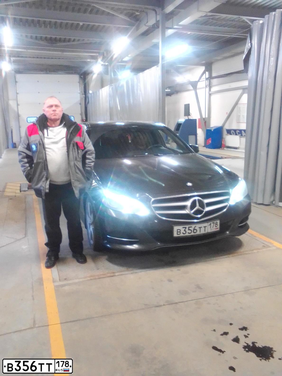 Фото автомобиля MERCEDES-BENZ E300, 2014 — госномер У498ВЕ198. Цвет: ЧЕРНЫЙ