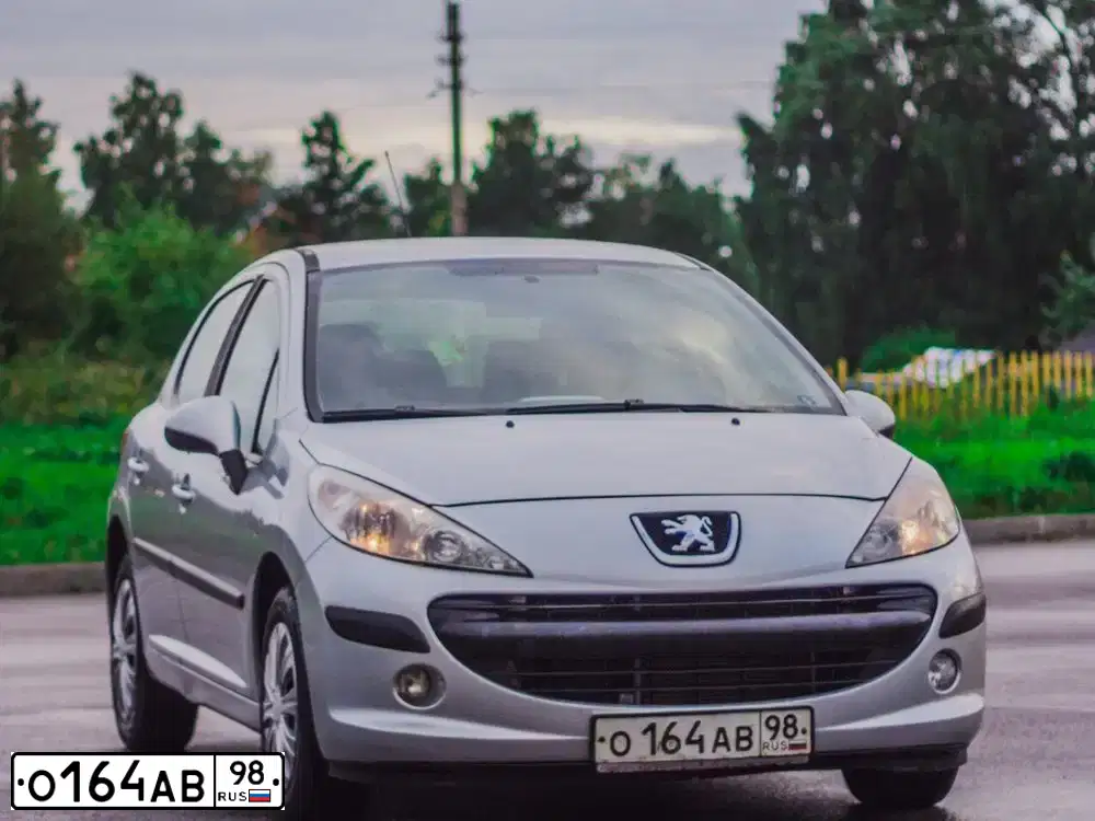Фото автомобиля PEUGEOT 207, 2009 — госномер О164АВ98. Цвет: серебристый