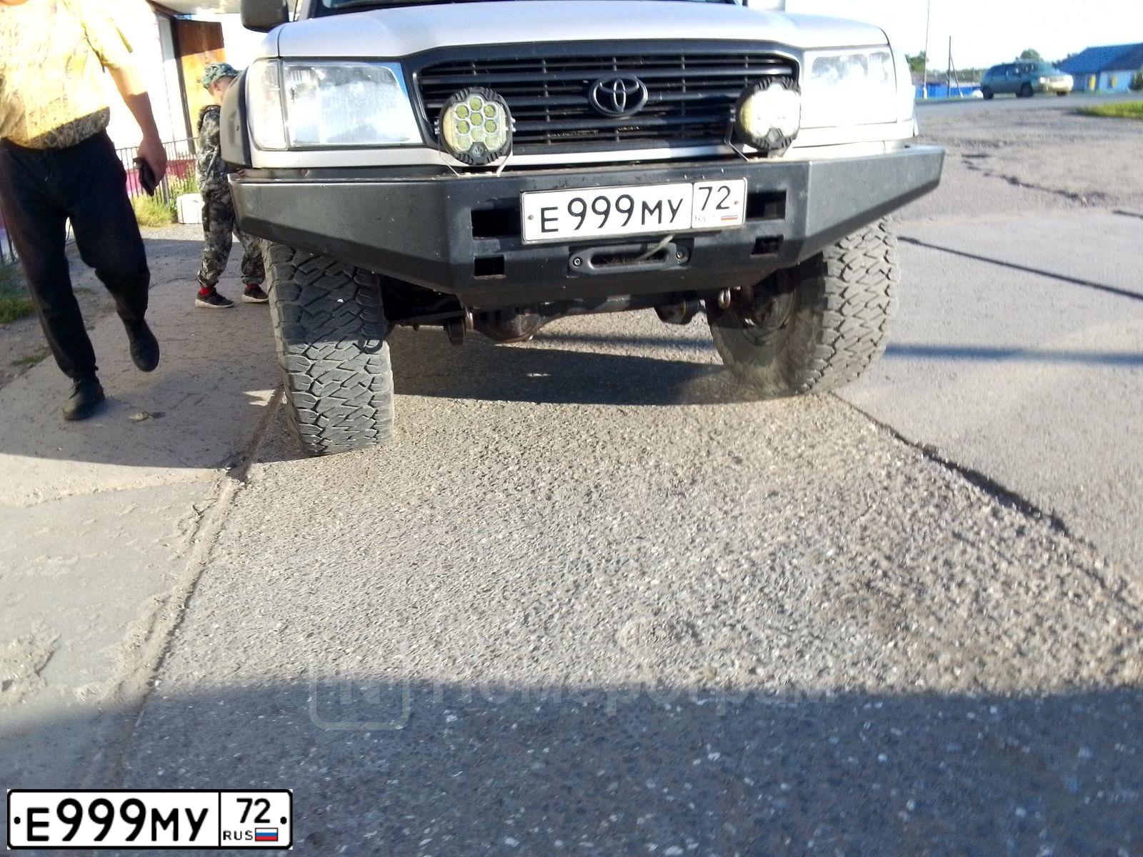 Фото автомобиля TOYOTA LANDCRUISER, 2001 — госномер В077ОВ86. Цвет: СЕРЫЙ